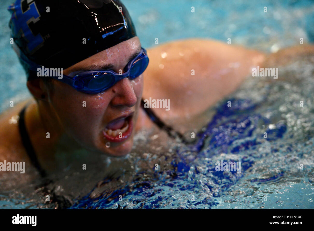 Jen Kyseth, Air Force Verwundeten Krieger Athlet, konkurriert in einem Wettbewerb schwimmen während der Air Force Verwundeten Krieger Versuche am University of Las Vegas 8. April 2014.  Die Verwundeten Krieger Luftwaffe Studien ist ein Sport-Event zur Förderung der geistige und körperliche Wohlbefinden ernsthaft Kranke und verletzte Kriegsveteranen. Mehr als 130 verletzte Soldaten und Frauen aus dem ganzen Land um einen Platz auf der US Air Force Verwundeten Krieger Team 2014 abzuschließen. Senior Airman Cory D. Payne) Stockfoto