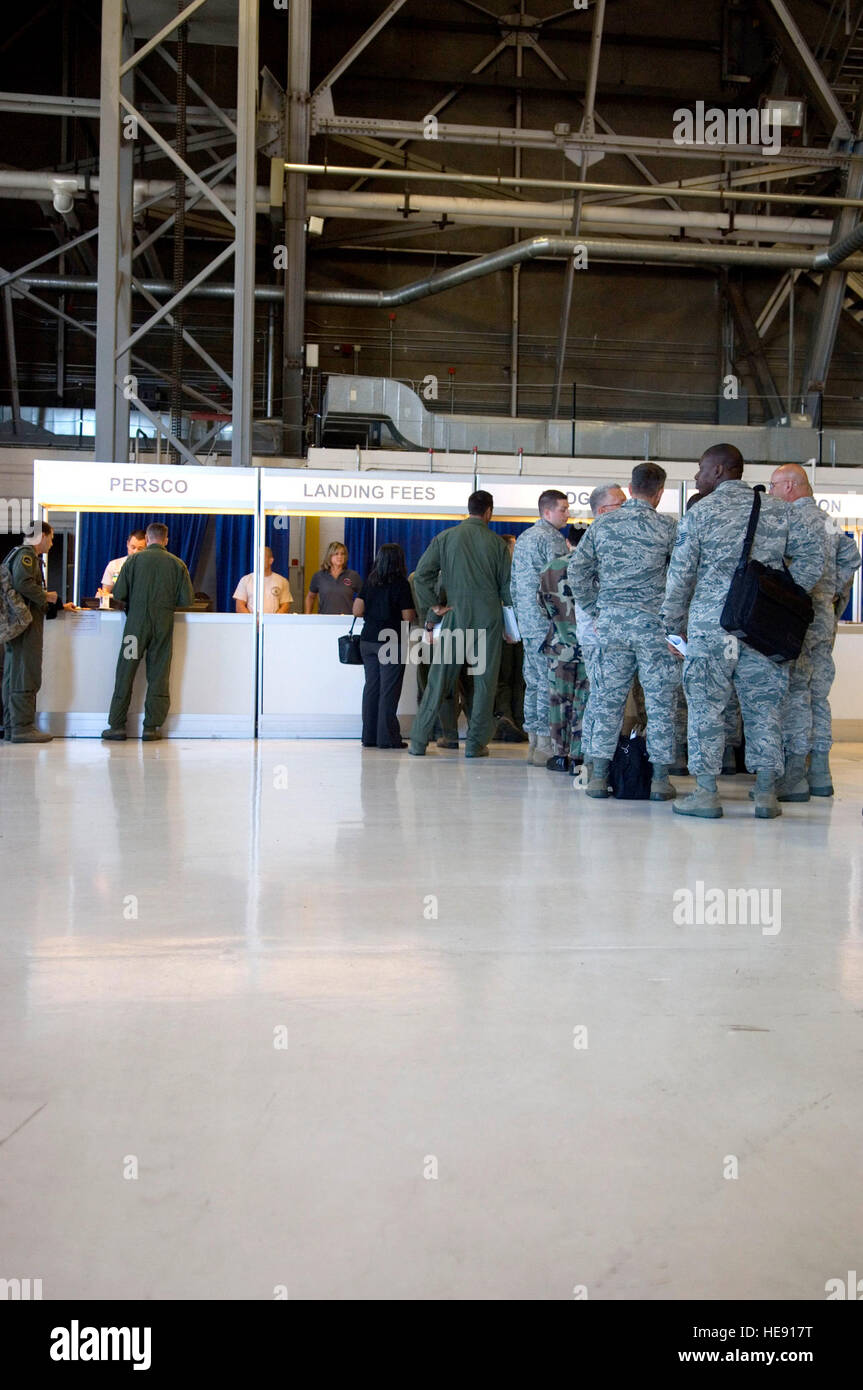 US-Flieger mit verschiedenen Basen der US Air Force versammeln sich zum in-Verarbeitung am Joint Base Lewis-McChord, Washington, als Teil des Air Mobility Rodeo 2011, 23.Juli. Luft-Mobilität-Rodeo ist der US Air Force und Air Mobility Command führende internationale Bekämpfung Fähigkeiten und fliegen Operationen Wettbewerb zur Entwicklung und Verbesserung von Techniken, Verfahren und Interoperabilität, während internationale Mobilitätspartnerschaften Optimierung und Verbesserung der Mobilität Operationen entworfen. Stockfoto