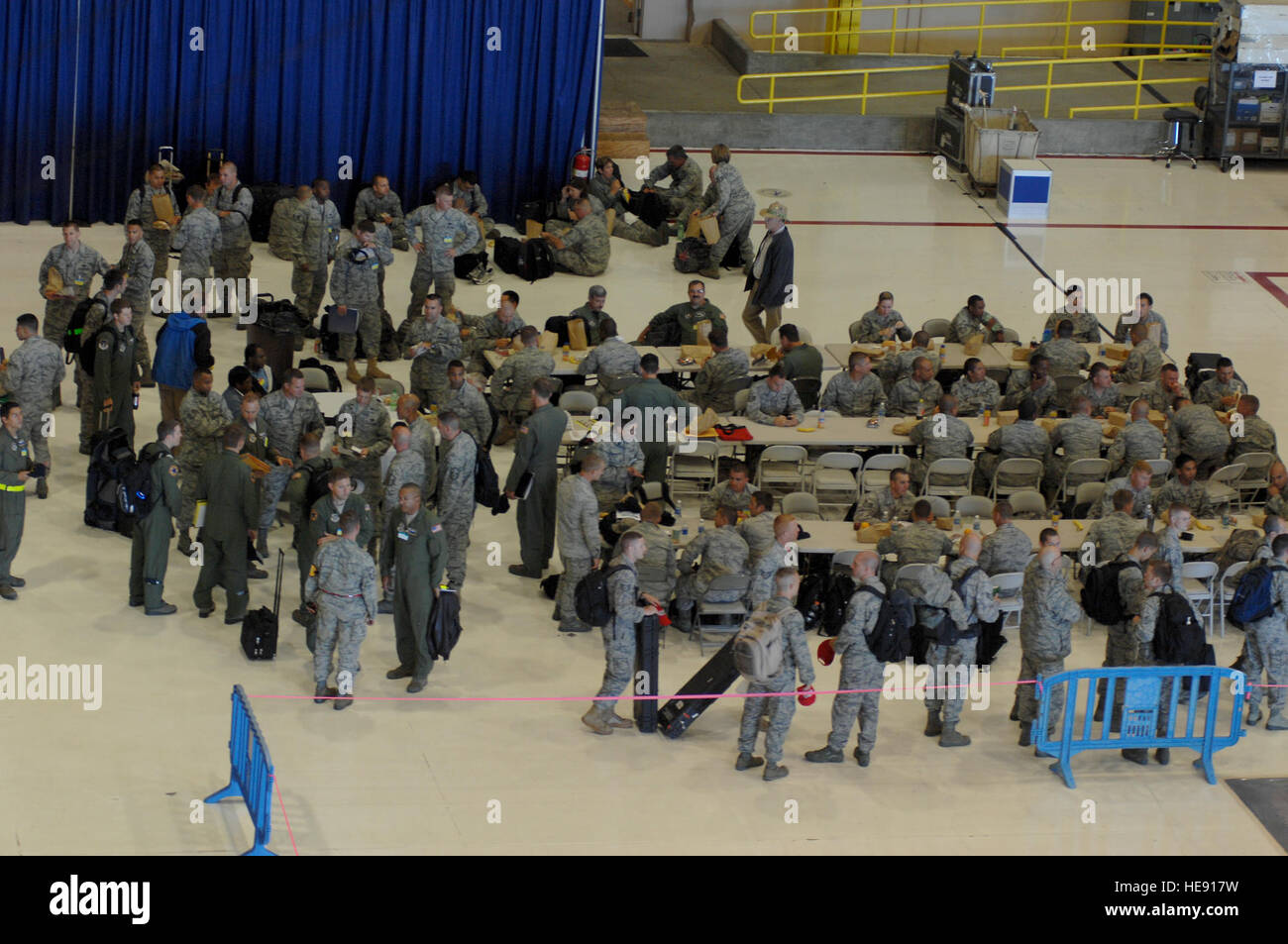 US-Flieger mit verschiedenen Basen versammeln sich zum Mittagessen und Kameradschaft, die nach deren in-Verarbeitung am Joint Base Lewis-McChord, Washington, als Teil des Air Mobility Rodeo 2011, 23.Juli. Luft-Mobilität-Rodeo ist der US Air Force und Air Mobility Command führende internationale Bekämpfung Fähigkeiten und fliegen Operationen Wettbewerb zur Entwicklung und Verbesserung von Techniken, Verfahren und Interoperabilität, während internationale Mobilitätspartnerschaften Optimierung und Verbesserung der Mobilität Operationen entworfen. Stockfoto