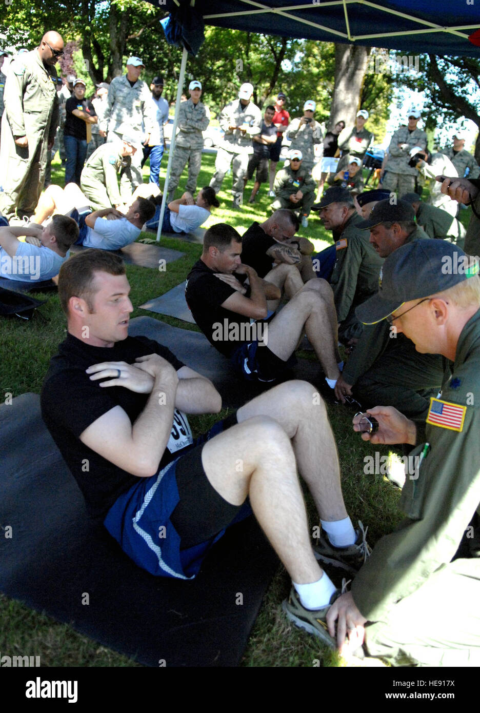 US-Flieger mit verschiedenen Basen der United States Air Force zu sammeln für die Push-up-Teil des Fit-Kampf-Herausforderung, Joint Base Lewis-McChord, Washington, als Teil des Air Mobility Rodeo 2011, Juli 24. Die Fit-Kampf-Wettbewerb für Air Mobility Rodeo 2011 wertet USA und internationale Flieger auf ihre Fitness-Fähigkeiten. Passform-Kampf besteht aus drei Elementen: Push-ups, Sit-ups und eine und eine halbe Meile laufen. Luft-Mobilität-Rodeo ist die US Air Force Air Mobility Command führende internationale Bekämpfung Fähigkeiten und Operationen Flugwettbewerb zu entwickeln und zur Verbesserung Techniken, Verfahren Stockfoto