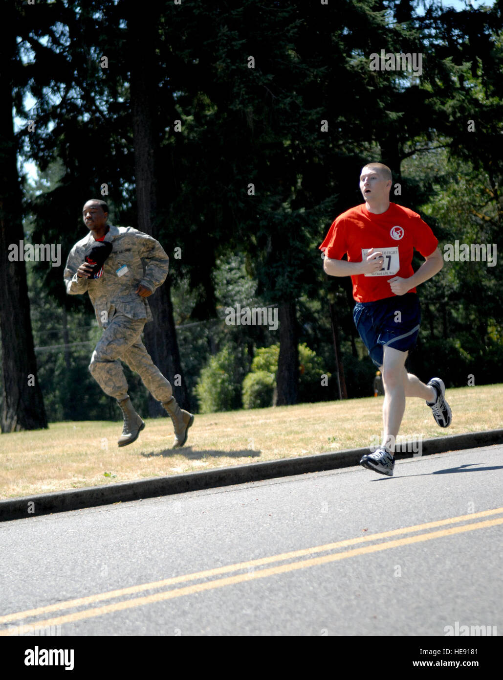 US-Flieger mit der 67. Ariel Port Squadron, Hill Air Force Base in Utah teilnehmen im Bereich eine und eine halbe Meile von der Passform-Kampf-Herausforderung, im Rahmen des Air Mobility Rodeo 2011, Joint Base Lewis-McChord, waschen, Juli 24. Die Fit-Kampf-Wettbewerb für Air Mobility Rodeo 2011 wertet USA und internationale Flieger auf ihre Fitness-Fähigkeiten. Passform-Kampf besteht aus drei Elementen: Push-ups, Sit-ups und eine und eine halbe Meile laufen. Luft-Mobilität-Rodeo ist die US Air Force Air Mobility Command führende internationale Bekämpfung Fähigkeiten und Operationen Flugwettbewerb für die Entwicklung Stockfoto