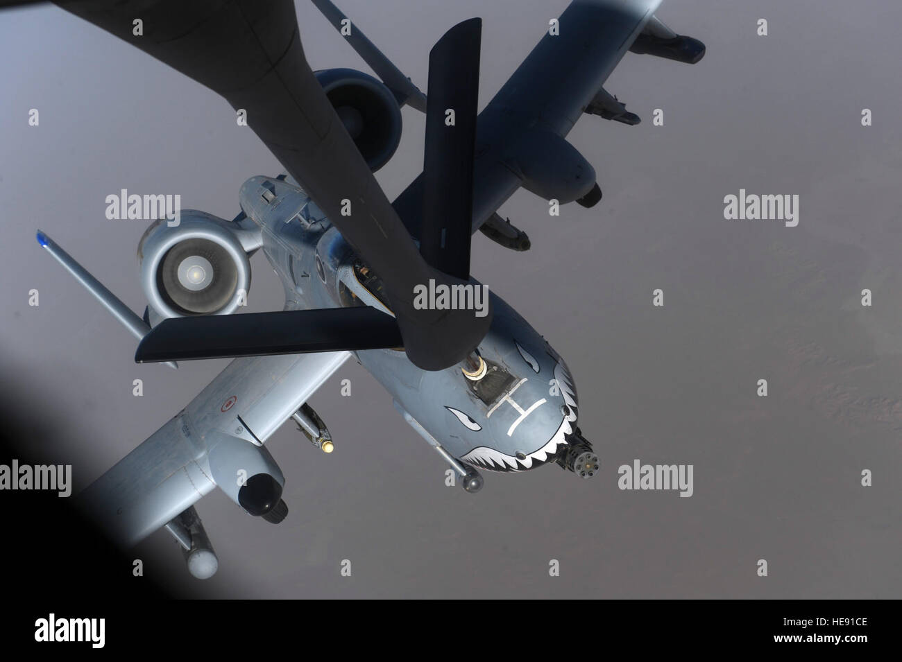 Eine A-10 Thunderbolt II der 75th Expeditionary Fighter Squadron betankt eine KC-135 Stratotanker der 340th Expeditionary Air Betankungsgeschwader während einer Luftbetankungsmission über Afghanistan am 12. Mai 2011 zur Unterstützung der Operation Enduring Freedom. Stockfoto