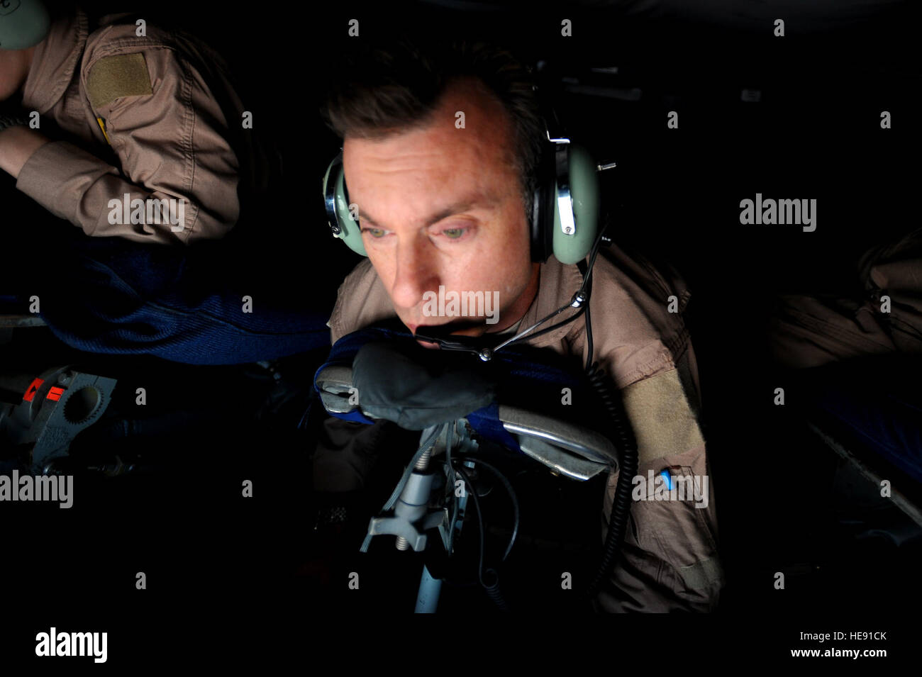 Am 12. Mai 2011 betankte ein Betreiber der 340th Expeditionary Air Tanking Squadron eine A-10 Thunderbolt II von der 75th Expeditionary Fighter Squadron über Afghanistan und unterstützte die Operation Enduring Freedom während einer Luftbetankungsmission. Stockfoto