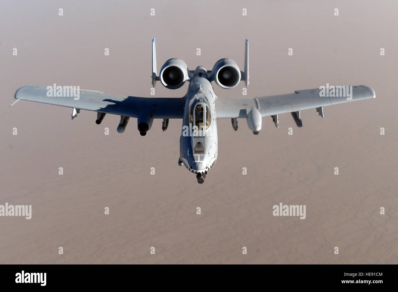 Eine A-10 Thunderbolt II der 75th Expeditionary Fighter Squadron nahm ihre Mission wieder auf, nachdem sie am 12. Mai 2011 in Afghanistan getankt hatte, um die Operation Enduring Freedom zu unterstützen. Stockfoto