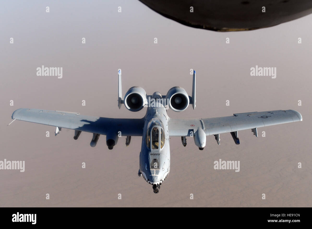 Eine A-10 Thunderbolt II der 75th Expeditionary Fighter Squadron kehrt nach dem Auftanken über Afghanistan zurück, während sie am 12. Mai 2011 die Operation Enduring Freedom unterstützt, um die Fähigkeit zur Betankung in der Luft unter Beweis zu stellen und die Kampfeinsätze fortzusetzen. Stockfoto