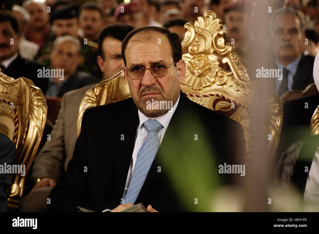 Iraks Ministerpräsident Nuri al-Maliki, hört eine Eröffnungsrede während der Sarafiya-Brücke in Kadhimiya, Irak zu öffnen.  Staff Sgt. Jessica J. Wilkes) Stockfoto