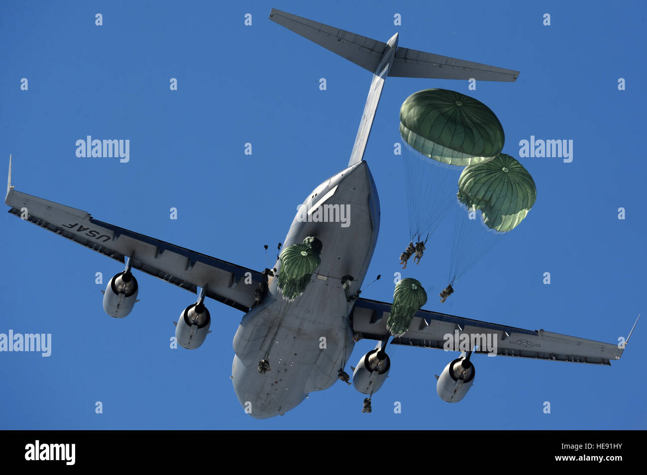 GEMEINSAME Basis ELMENDORF-RICHARDSON, Alaska--Soldaten, US-Armee Alaska 425 Brigade spezielle Truppen Bataillon Fries einen Humvee auf JBERs Malemute Drop-Zone zugewiesen gefolgt von ca. 60 Fallschirmjäger aus einer c-17 Flugzeuge, Mittwoch, 17. April 2013. Die Fallschirmjäger der 4th Brigade Combat Team (Airborne) 25. Infanterie-Division vor kurzem nach der Bereitstellung RESET abgeschlossen und sind den Übergang der Brigade zur Übernahme Teil der schnelle Reaktion Kraft Mission für das Pacific Theater. Justin Connaher) Stockfoto