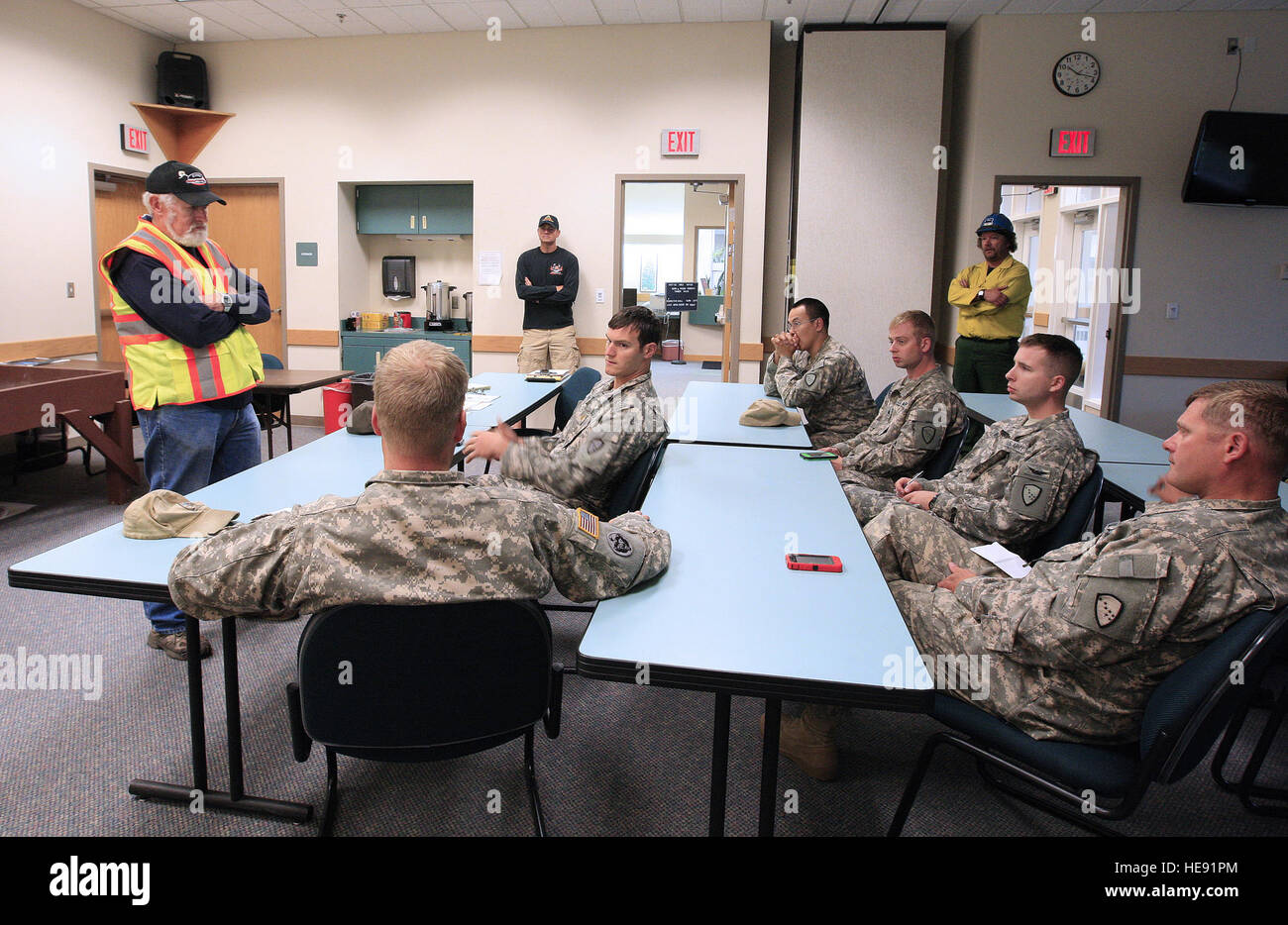 Palmer, ALASKA-Dale Alter, links, Zustand von Alaska regionale Luftfahrt Officer, briefs Soldaten aus B Company, 1. Bataillon, 207. Aviation Regiment, Alaska Army National Guard, bei ihrer Vorbereitung auf die US Forest Service Lassen Interagency Hotshot Crew (IHC) der Susanville, Calif., 28. Juni 2013 Luftbrücke.  Die 21-köpfige IHC Crew wurde von UH - 60 L Blackhawk Hubschrauber rund 100 Meilen nordöstlich, in der Nähe von der Nähe des Susitna River und Wantana Creek, Bureau of Land Management Rauch Jumper bereits Szene zu entlasten transportiert.  Percy G. Jones) Stockfoto