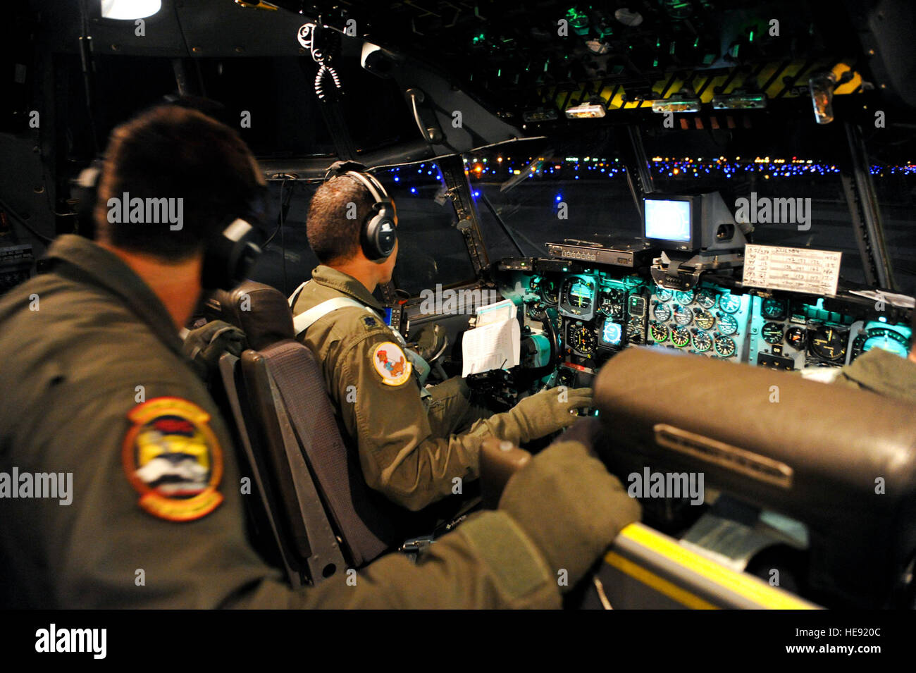 Nevada Air National Guard Master Sgt. Shawn Plunket, links, c-130 Hercules-Flugzeuge-Flugingenieur und Oberstleutnant Caesar Garduno, c-130-Pilot und Kommandant der 192. Airlift Squadron, führen preflight Checks vor dem Start in Reno, Nevada Air National Guard Base am 23. Mai 2014, zur Unterstützung der Alliierten zu schmieden 2014.  Diese Übung unter der Leitung von der US-Armee 82. US-Luftlandedivision in Verbindung mit dem 152. und 165. Air National Guard Luftbrücke Flügel, ist die allererste Interoperabilität Übung zur Verstärkung der bilateralen Fähigkeiten zwischen den USA und der französischen 2. ausländische Parachu Stockfoto