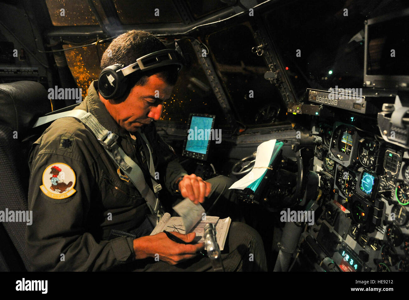 Nevada Air National Guard Oberstleutnant Caesar Garduno, c-130-Pilot und Kommandant der 192. Airlift Squadron, bereitet für den Start von St. John's, Neufundland, am 24. Mai 2014, zur Unterstützung der Alliierten zu schmieden 2014.  Diese Übung unter der Leitung von der US-Armee 82. US-Luftlandedivision in Verbindung mit dem 152. und 165. Air National Guard Luftbrücke Flügel, ist die allererste Interoperabilität Übung zur Verstärkung der bilateralen Fähigkeiten zwischen den USA und der französischen 2. fremden Fallschirm-Regiment.  Techn. Sgt Erica J. Knight Stockfoto