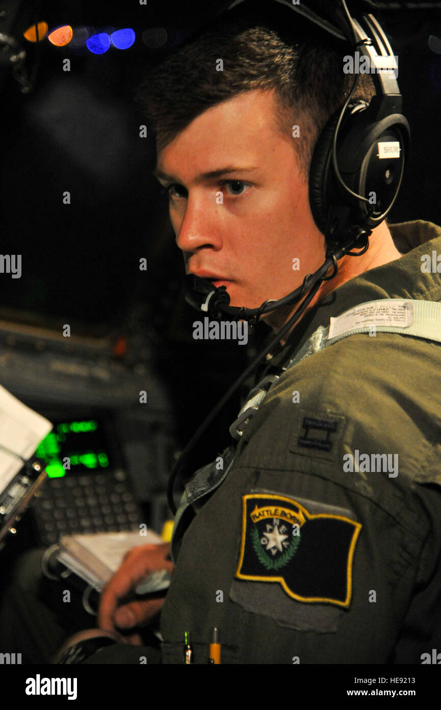 Nevada Air National Guard Captain Daniel Shure, c-130 Piloten aus der 192. Airlift Squadron, bereitet für den Start von St. John's, Neufundland, am 24. Mai 2014, zur Unterstützung der Alliierten zu schmieden 2014.  Diese Übung unter der Leitung von der US-Armee 82. US-Luftlandedivision in Verbindung mit dem 152. und 165. Air National Guard Luftbrücke Flügel, ist die allererste Interoperabilität Übung zur Verstärkung der bilateralen Fähigkeiten zwischen den USA und der französischen 2. fremden Fallschirm-Regiment.  Techn. Sgt Erica J. Knight Stockfoto