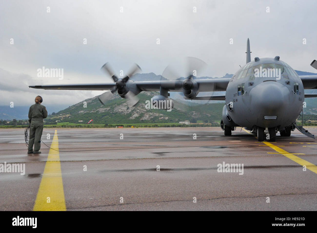 Nevada Air National Guard Senior Airman Alanna Vick, c-130 Hercules Loadmaster 192. Airlift Squadron, weist darauf hin, dass Motor als Bestandteil ihrer Sicherheits-Checks vor dem Start von Calvi Frankreich am 25. Mai 2014, zur Unterstützung der Alliierten zu schmieden 2014 startet.  Diese Übung unter der Leitung von der US-Armee 82. US-Luftlandedivision in Verbindung mit dem 152. und 165. Air National Guard Luftbrücke Flügel, ist die allererste Interoperabilität Übung zur Verstärkung der bilateralen Fähigkeiten zwischen den USA und der französischen 2. fremden Fallschirm-Regiment.  Techn. Sgt Erica J. Knight Stockfoto