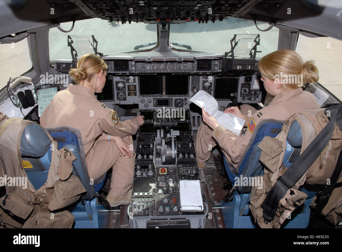 Überprüfen Sie Captain Kate Bufton und Kapitän Emily Nelson, 816th Expeditionary Airlift Squadron Piloten, Fluginformationen, bevor sie auf einer Mission in einer c-17 Globemaster III, 19. März 2009, an einem unbekannten Ort im Südwesten Asien fahren.  Auf diese besondere Aufgabe gehören Capt Bufton und Captain Nelson ein alle weiblichen Besatzung.  Capt Bufton stammt aus Charleston, SC und Captain Nelson stammt aus Orange, Calif.  Beide sind aus Charleston Air Force Base, S.C. zur Unterstützung der irakischen Operationen und Enduring Freedom und Combined Joint Task Force - Horn von Afrika im Einsatz.   Senior Airman Andrew Sa Stockfoto