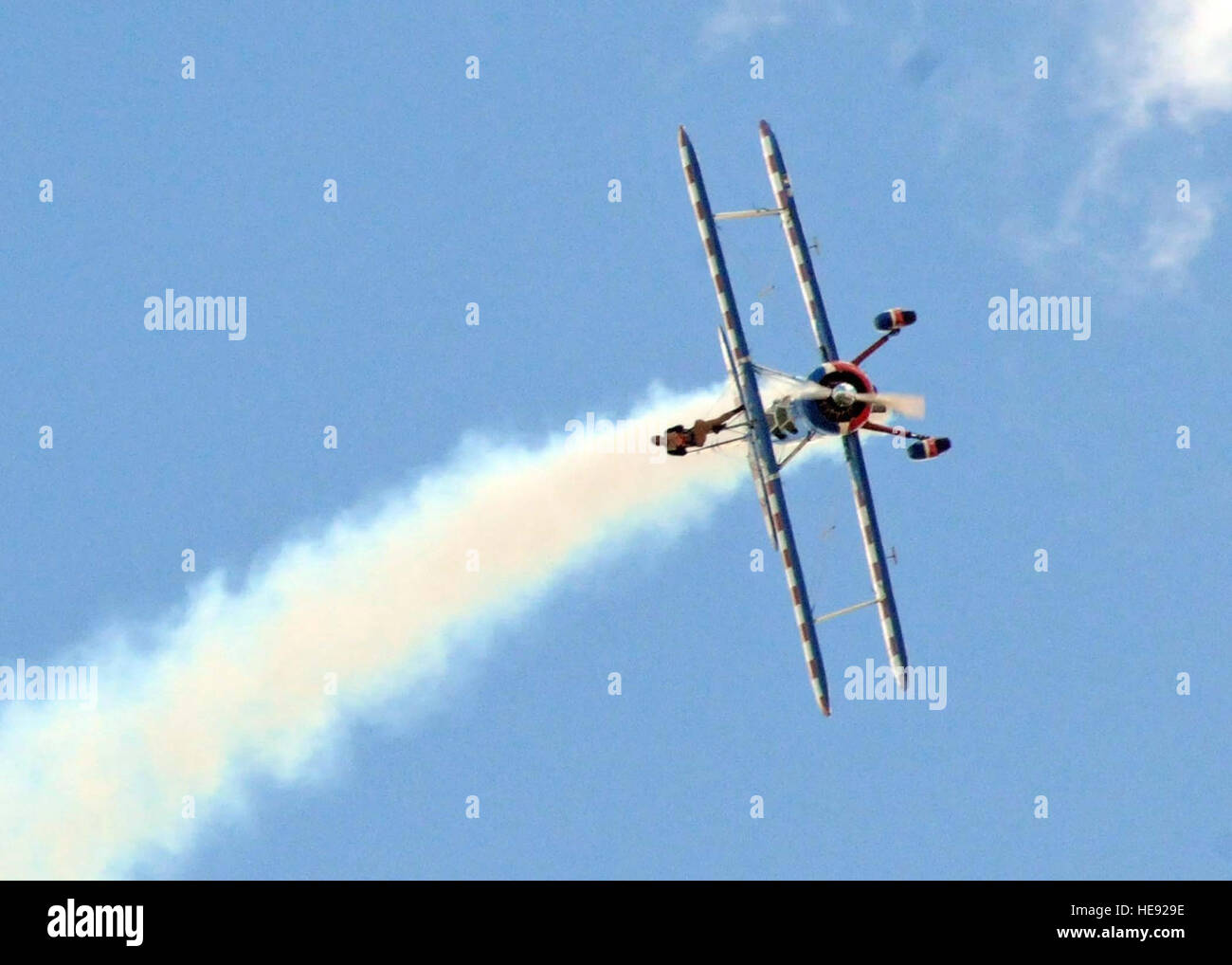 Greg Shelton Piloten seiner 450 Stearman als Ashley Schlachten Flügel während die Flügel der Freiheit Open House, Mai 2 geht. Greg Shelton und Ashley Schlachten waren eins der vielen zivilen Demonstranten, die während der offenen Tür durchgeführt. Stockfoto