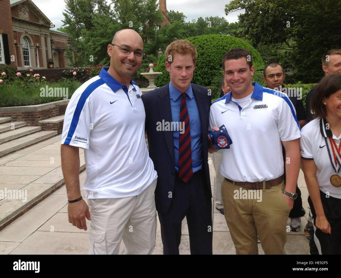 Master Sergeant Christopher Aguilera und 1st Lt. Ryan McGuire waren die beiden einzigen Air Force-Mitglieder aus fünf US-Verteidigungsministerium Service-Mitglieder ausgewählt, um Prinz Harry von Wales in Washington, D.C., Mai 7 erfüllen. Der Prinz besucht die USA treffen verletzten Service-Mitglieder, als auch, einen humanitären Preis für seine ehrenamtliche Tätigkeit mit Service-Mitglieder akzeptieren. Stockfoto