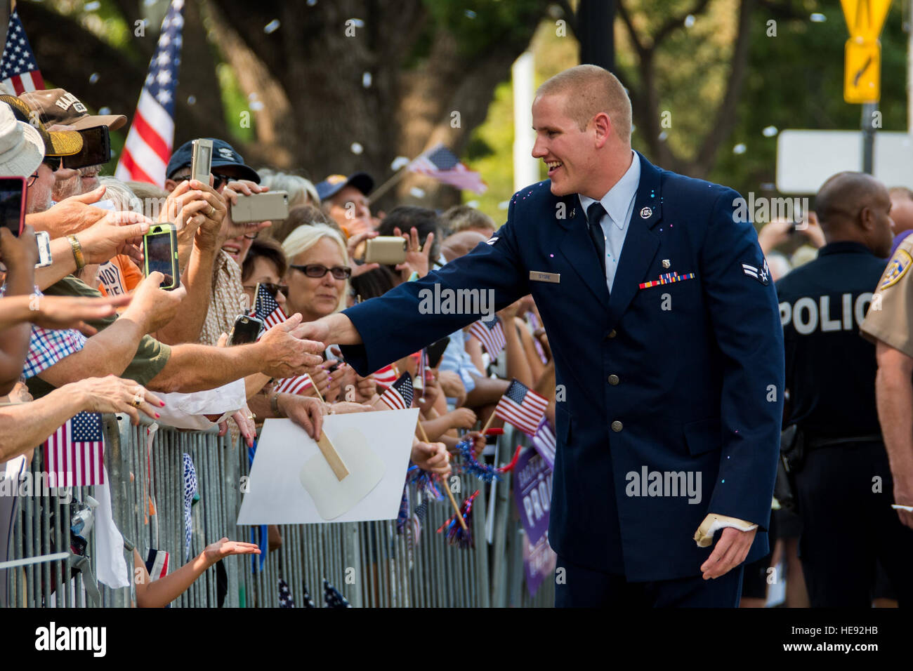 Flieger, die 1. Klasse Spencer Stein mit als Helden empfangen während der Sacramento Heimatstadt Helden Parade und Festlichkeiten an der Landeshauptstadt Gebäude im Zentrum von Sacramento, Kalifornien, 11. September 2015 begrüßt wird. Hunderte von Menschen säumten die Straßen der Innenstadt von Sacramento, Willkommen daheim, und Stein, Anthony Sadler und Alek Skarlatos zu Ehren. Das Trio von Freunden sind verantwortlich für die Vereitelung eines terroristischen Anschlags an Bord eines Zuges Richtung Paris 21 August. Senior Airman Charles Rivezzo) Stockfoto