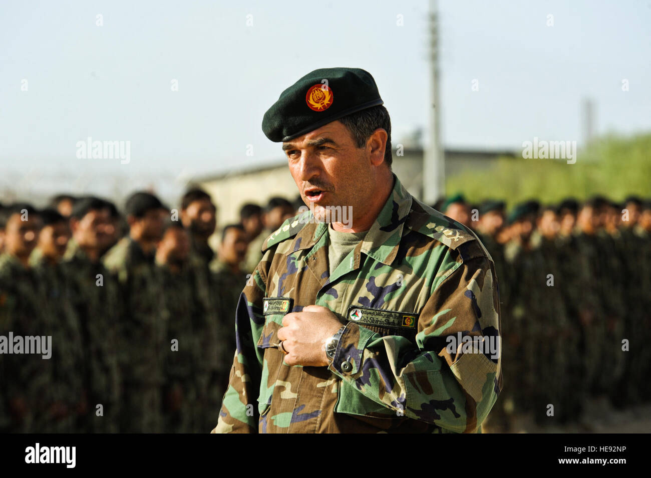 Afghan National Army (ANA) Oberst Shirin Shah Kowbandi hält eine Rede an ANA-Soldaten während einer feierlichen Preisverleihung in Sherbruck, Provinz Helmand, Afghanistan, 8. März 2010.  Techn. Sgt Efren Lopez Stockfoto