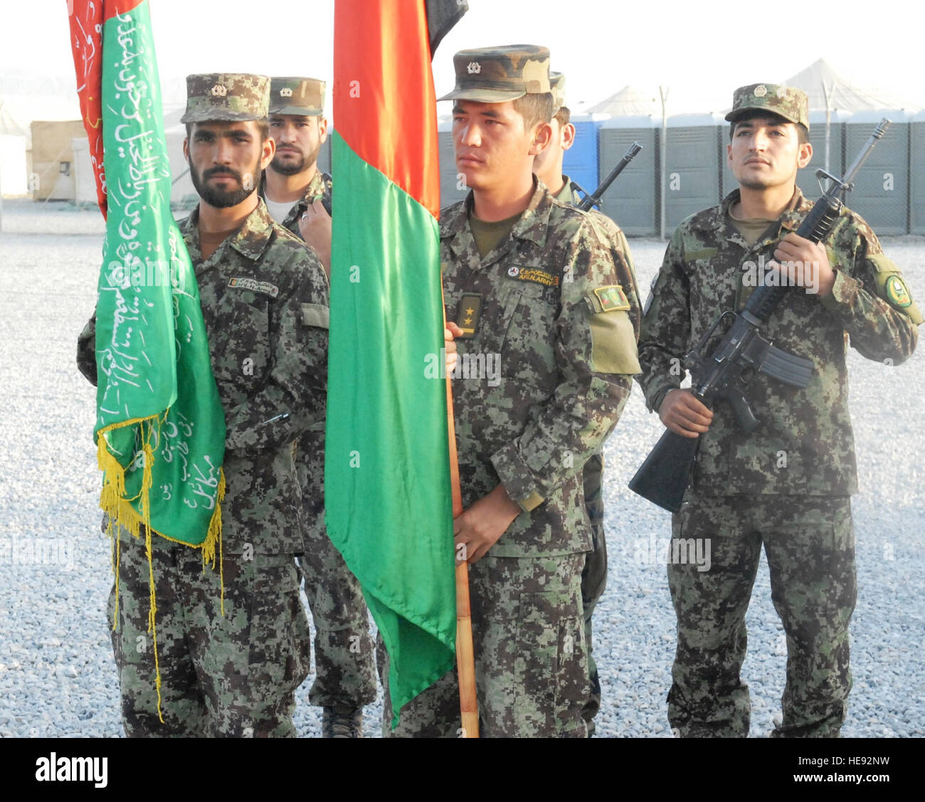 Soldaten der afghanischen Nationalarmee präsentieren stolz ihre Farben vor Abschlussfeiern, im regionalen militärischen Training Center, 4. August 2011, in Kandahar, Afghanistan.  Fast 1400 Soldaten absolvierte die achtwöchige Krieger Grundbildung MSgt Paul Hughes) Stockfoto