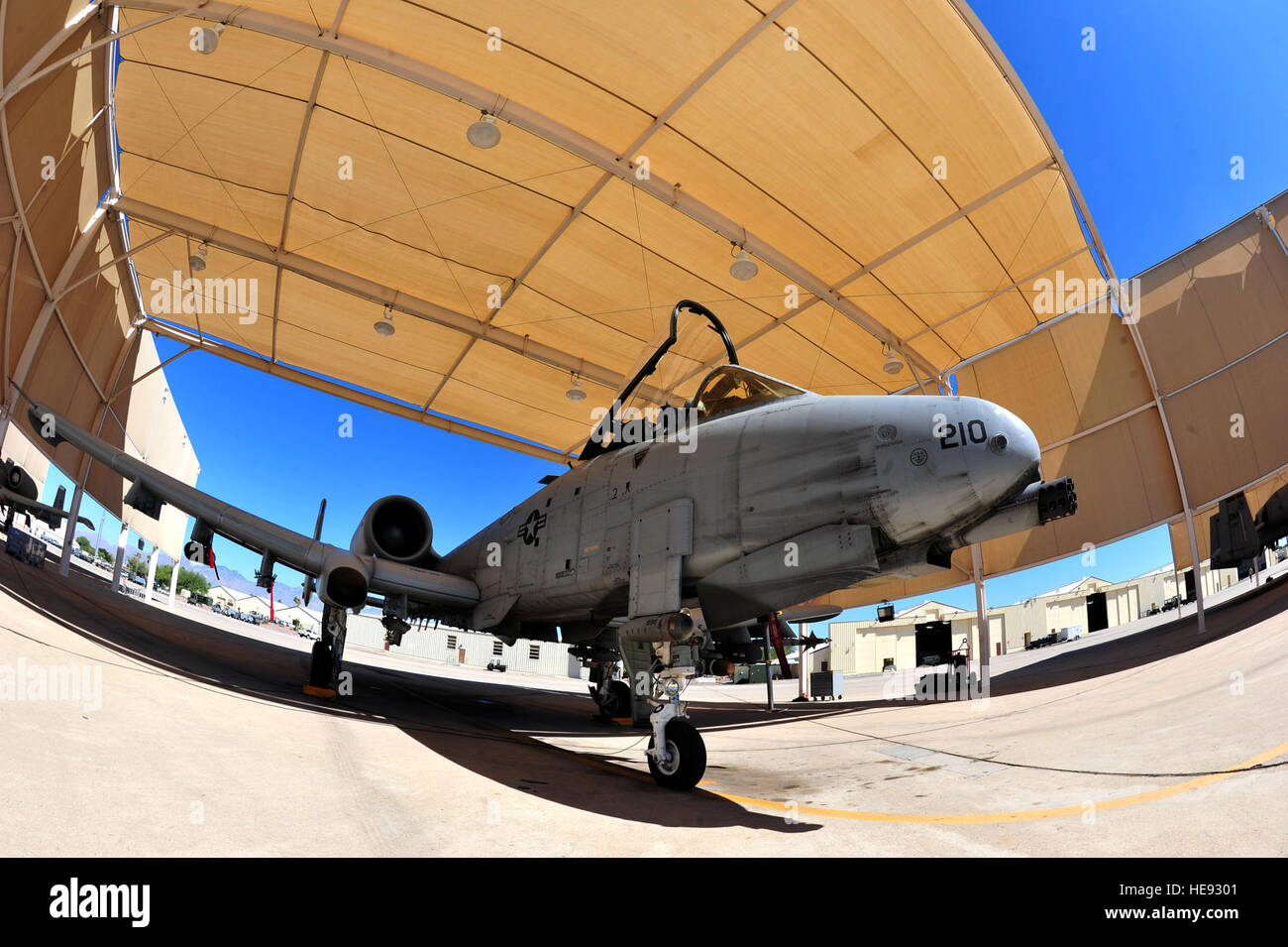 US Air Force a-10 Thunderbolt II Flugzeuge, zugeordnet der 354. Fighter Squadron Davis-Monthan AFB, ARIZ., sitzt auf der Flightline startklar während Angel Thunder in Tucson, Arizona, am 17. Oktober 2011.  Rund 1.400 US-Militär, Bundes- und Staatsbedienstete und Koalitionstruppen beteiligen sich an der 6. jährlichen Engel Thunder Übung in Tucson, ARIZ. Engel Donner ist der weltweit größte Such- und Rettungsaktionen Militärübung der Welt. (USAF Staff Sgt Andy M. Kin) Stockfoto