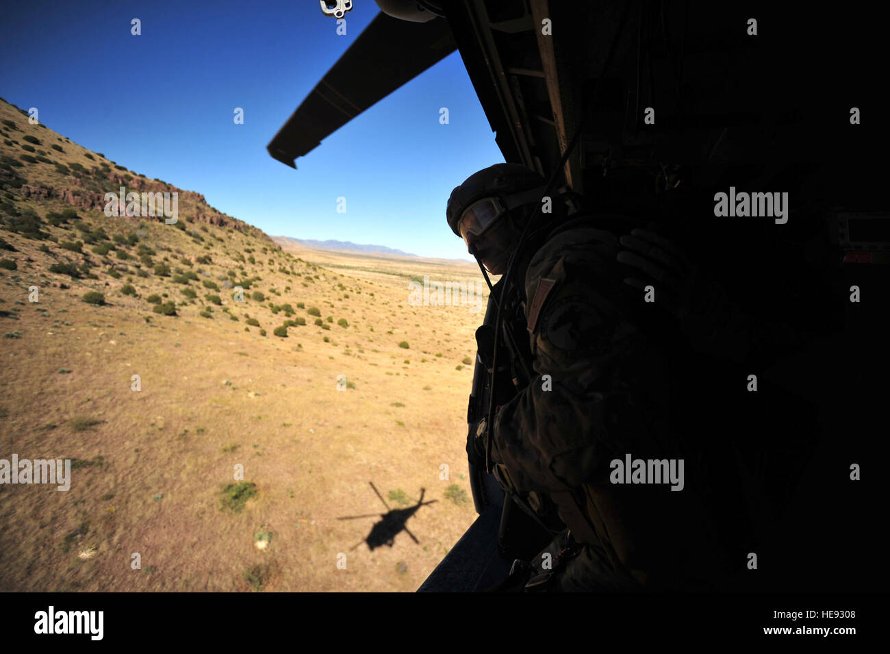 US Air Force Pararescueman Todd Popovich, zugeordnet zu den 48. Rescue Squadron Davis Monthan AFB., sucht über dem Wüstenboden nach Überlebenden während einer Suche und Rettung Mission an Bord eines Hubschraubers HH-60 Pave Hawk auf Angel Thunder 2011 am 11. Oktober 2011. Rund 1.400 US-Militär, Bundes- und Staatsbedienstete und Koalitionstruppen beteiligen sich an der 6. jährlichen Engel Thunder Übung. Angel-Thunder ist der weltweit größte Such- und Rettungsaktionen Militärübung der Welt. (USAF Staff Sgt Andy M. Kin) Stockfoto