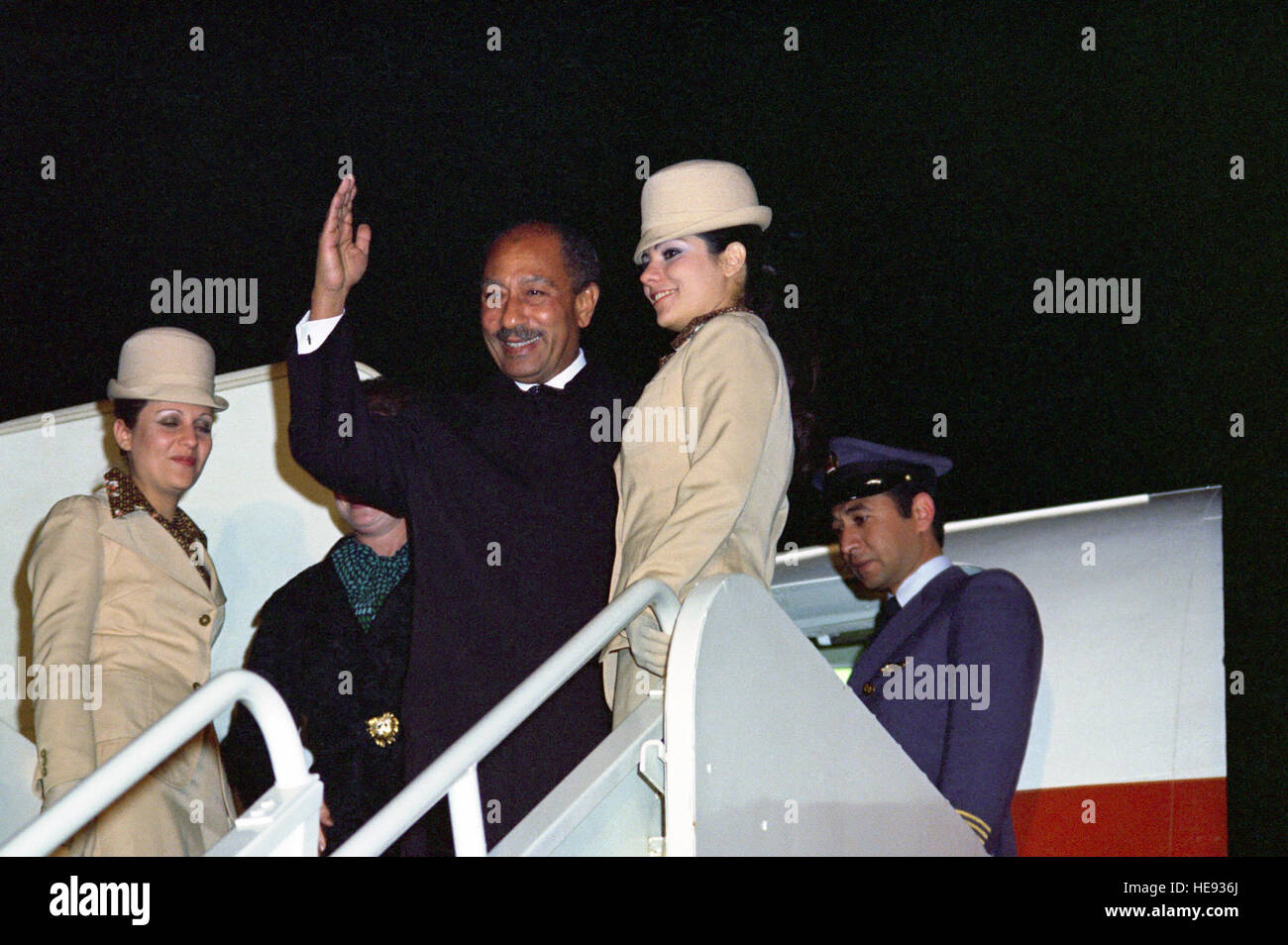 Der ägyptische Präsident Anwar el-Sadat Wellen wie er von einem Zustand fährt zu besuchen in die USA. Stockfoto