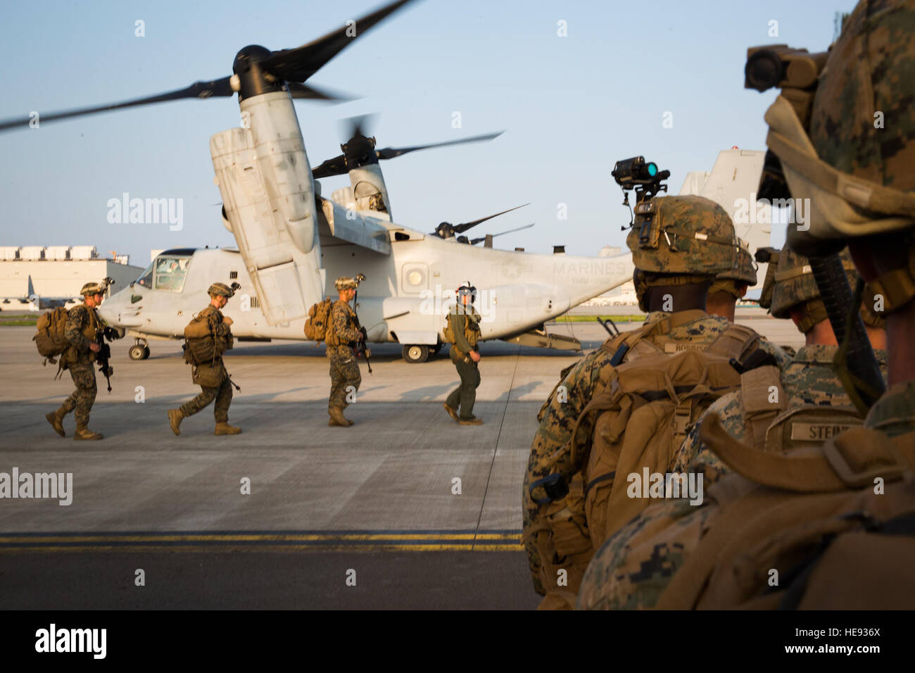 US-Marines Echo Co., Battalion Landing Team zugewiesen 2. Bataillon, 4. Marinen, 31. Marine Expeditionary Unit (MEU), an Bord MV-22 Osprey Tiltrotor Flugzeug von Marine Medium Tiltrotor Squadron 262, 31. MEU im Marine Corps Air Station Iwakuni, Japan, July19, 2016. Als das Marinekorps Kraft in Bereitschaft schult 31. MEU in einer Reihe von einzigartigen Fähigkeiten für schnelle Krisenreaktion.  CPL. Darien J. Bjorndal, 31. Marine Expeditionary Unit / veröffentlicht) Stockfoto