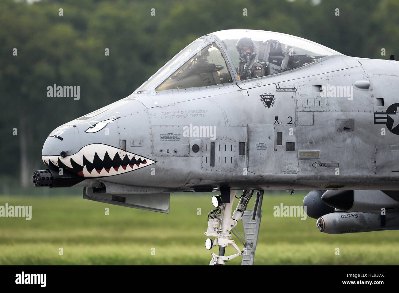 Ein A-10 Thunderbolt II von der 75th Fighter Squadron Taxis auf der Barksdale Air Force Base während Trainingsübungen mit simulierten Nahluftunterstützungsmissionen, die mit A-29B Super Tucano Flugzeugen koordiniert werden. Stockfoto