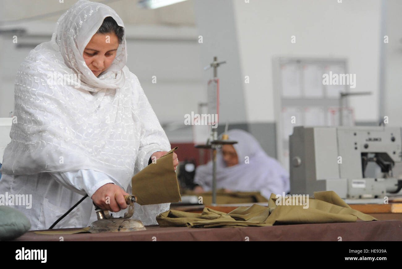 Kabul, Afghanistan--Eine afghanische Näherin am lokalen Bekleidungswerk Innenstadt, bereitet Uniform für das afghanische Militär Mar.13 verwendet. Das Bekleidungswerk bietet Arbeitsplätze und lokale Unterstützung für die Uniformen und andere militärische Bekleidung Afghan National Army.Senior Flieger Matt Davis) Stockfoto