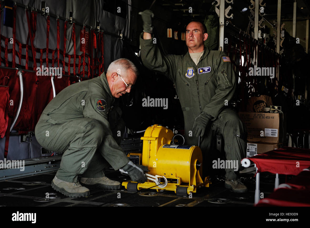 Senior Master Sergeant Dean Grothem, 934th Airlift Wing Loadmaster und Chief Master Sgt. Bill Wunderlin, 130. Rettung Flügel Loadmaster veranschaulicht eine Winde während der US Air Force in Europa und Afrika Air Forces führen afrikanische Partnerschaft Flug in Dakar, Senegal 19. Juni 2014 Verwendung. USAFE-AFAFRICA Flieger sind im Senegal für APF, ein Programm zur Verbesserung der Kommunikation und Interoperabilty zwischen den regionalen Partnern in Afrika. Die afrikanischen Partnern gehören, Senegal, Togo, Burkina Faso, Benin, Ghana, Mauretanien, Nigeria und Niger mit den USA, das Programm zu erleichtern.  Staff Sgt. Ryan Crane) Stockfoto