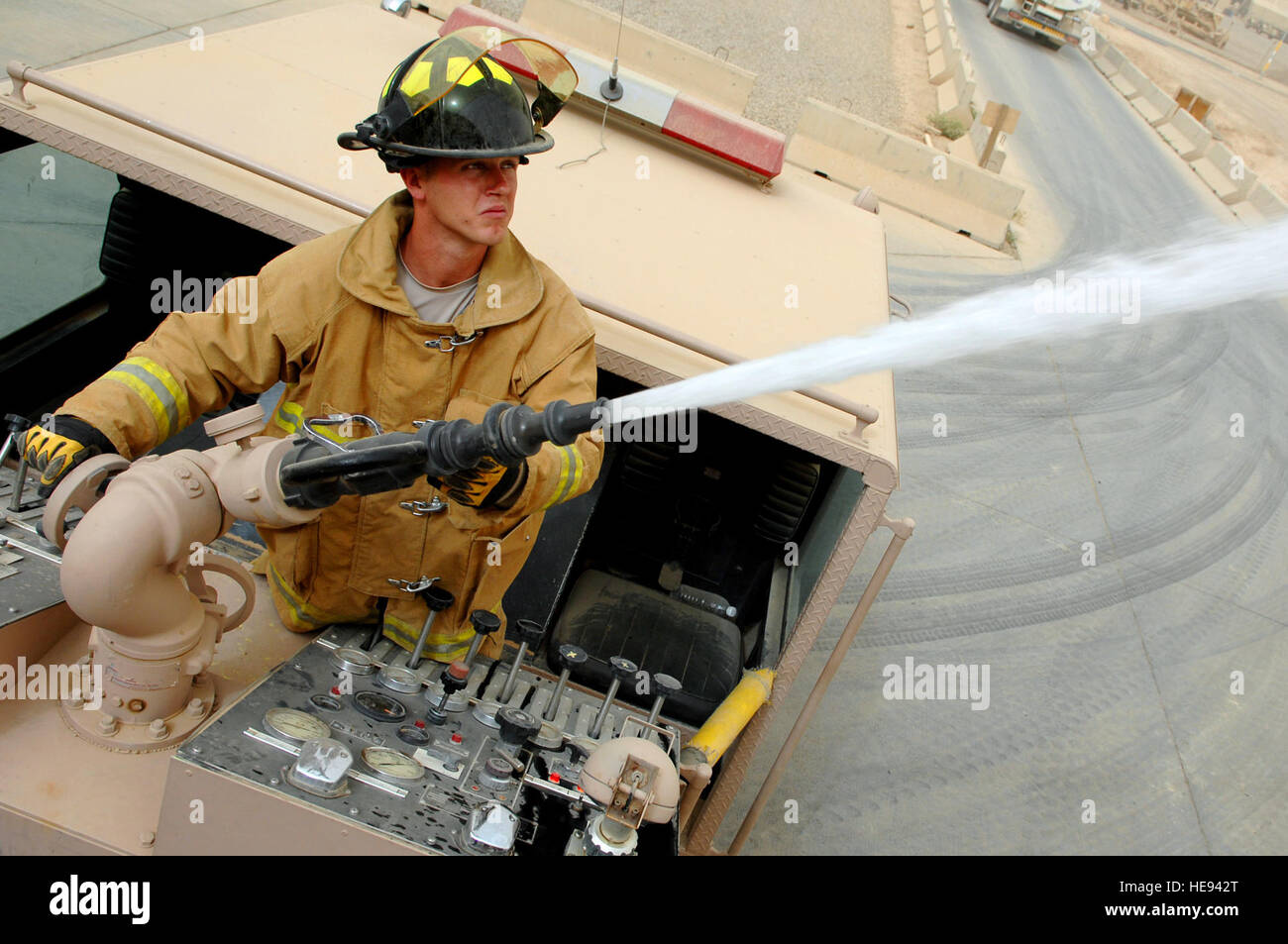 Armee Spc. James Taylor, 8. Ordnance Company Feuerwehrmann zielt und  entlädt sich ein Deck-Geschütz während der Weiterentwicklung der Schlauch  und Pumpe Ausbildung, April 29. Das Deck-Geschütz kann 1.000 Gallonen  Wasser pro Minute