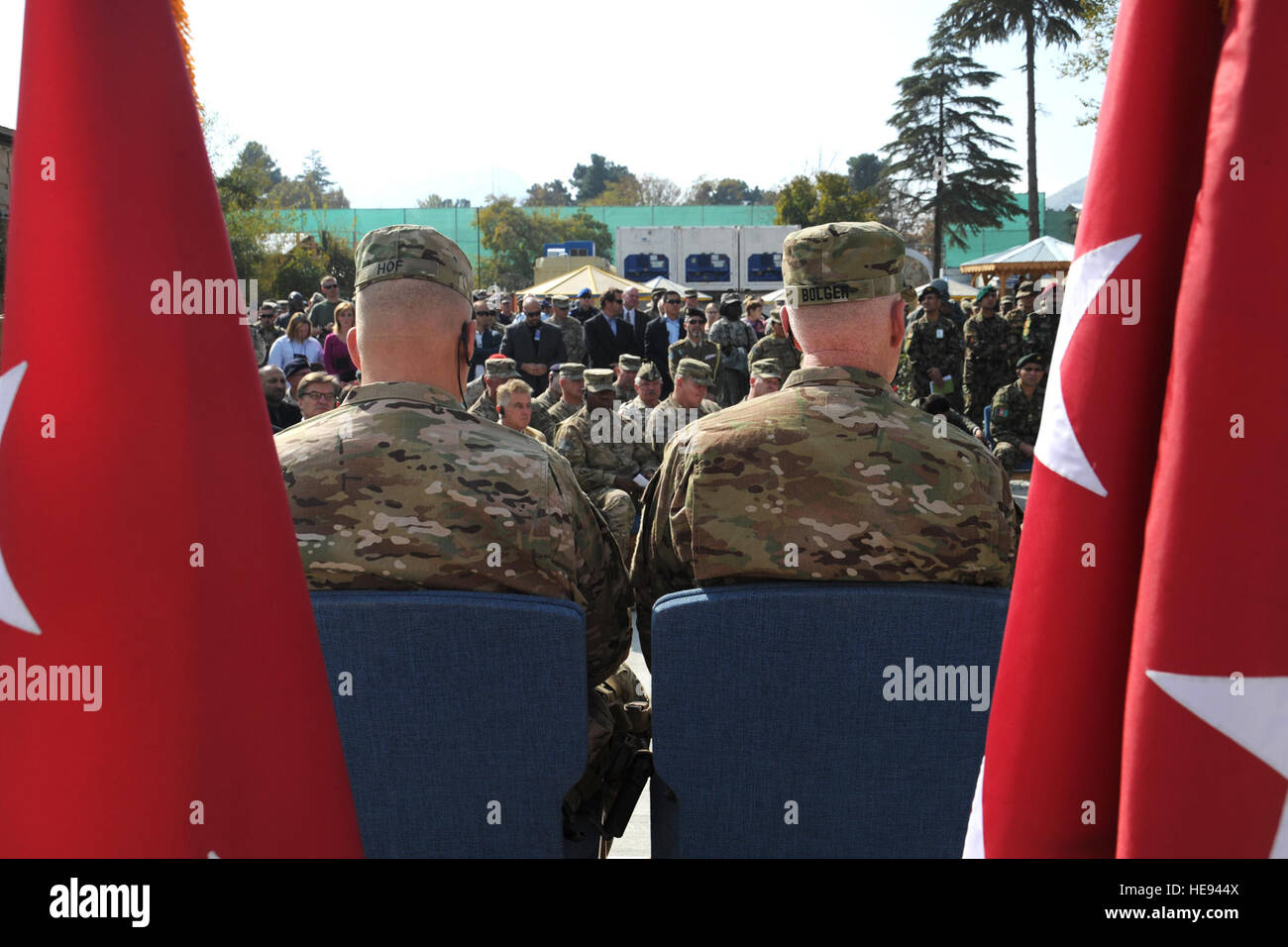 Mitglieder der angesehenen Partei hören reden während der NATO Training Mission-Afghanistan-Änderung der Befehl Zeremonie im Camp Eggers, Kabul, Afghanistan, 5. November 2011. Während der Zeremonie übernahm Generalleutnant Daniel P. Bolger das Kommando über NTM-A von Generalleutnant William B. Caldwell IV. Bolger stammt aus Washington, wo er als Deputy Chief Of Staff, G-3/5/7, US-Armee diente. NTM-A ist ein Zusammenschluss von 37 Nationen aufgeladen mit Unterstützung der Regierung der islamischen Republik Afghanistan in der Generierung von fähigen und nachhaltige Polizei und Militär, die Führung für den Grafen nehmen einen Beitrag Stockfoto