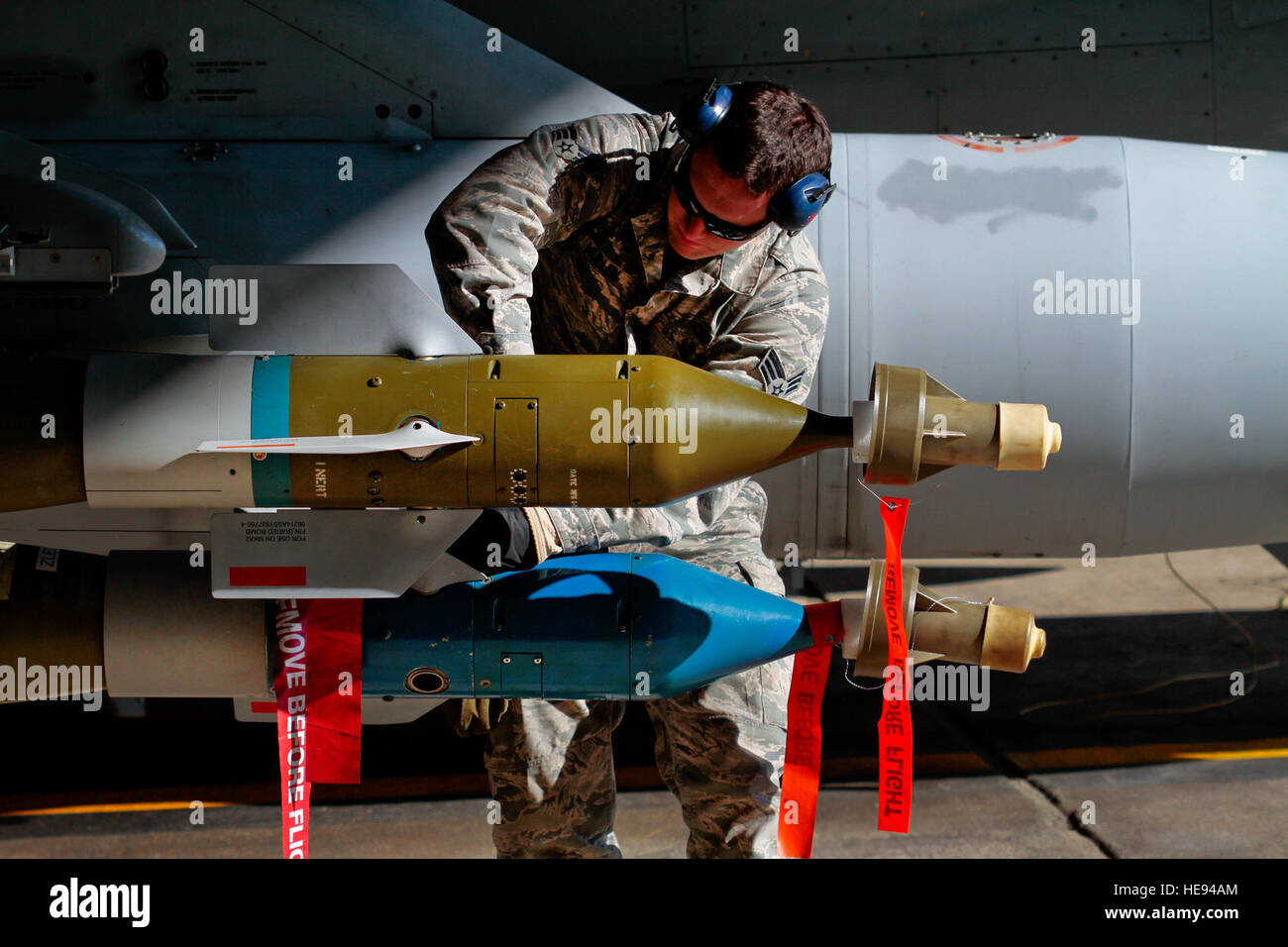 Ein Senior Airman vom 177th Fighter Wing montiert Flossen auf einem GBU-12 Paveway II, der an einem F-16C Fighting Falcon befestigt ist, während des jährlichen Lastenbesatzungswettbewerbs auf der Atlantic City Air National Guard Base und demonstriert die Fähigkeiten und die Bereitschaft der Flugzeuge. Stockfoto