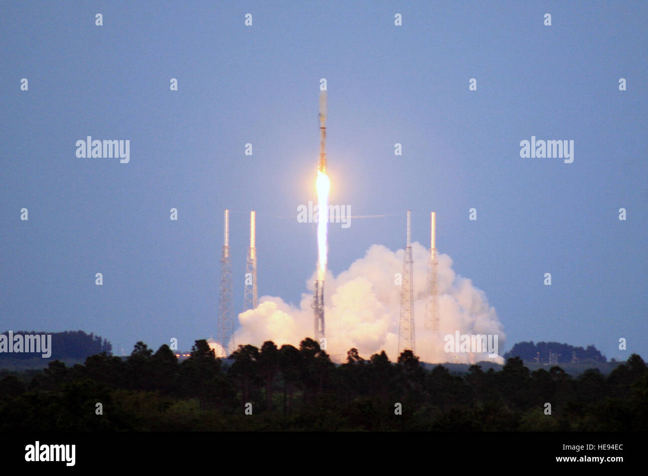 Die X-37 b Orbital Test Vehicle macht seinen ersten Raumflug an Bord einer Atlas V-Rakete 22. April 2010, ab Complex 41 auf Cape Canaveral Air Force Station, Florida John Connell) Stockfoto