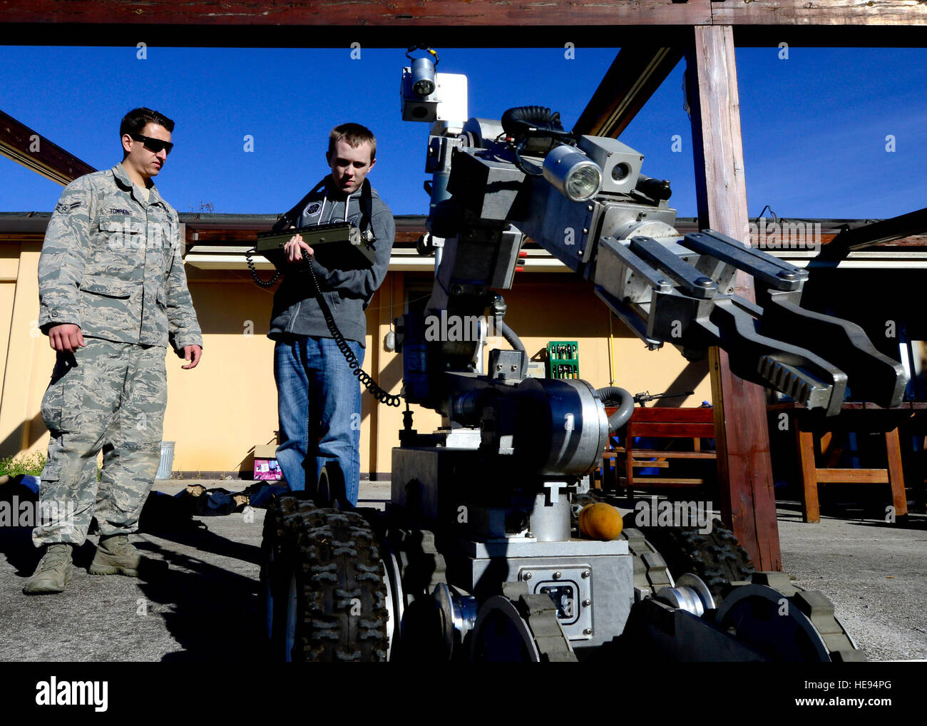 (V.l.) US-Force-Flieger 1. Klasse Taylor Tomkins, 31. Bauingenieur-Geschwader explosive Ordnance Lehrling, Uhren Jaiden Raymond, Aviano Student, betreiben einen F6A-Roboter, 2. April 2015, an Aviano Air Base, Italien. Während seines Besuchs in der 31 CES EOD-Flug war Raymond die Gelegenheit, die Ausrüstung von EOD Flieger zu betreiben.  Senior Airman Areca T. Wilson Stockfoto