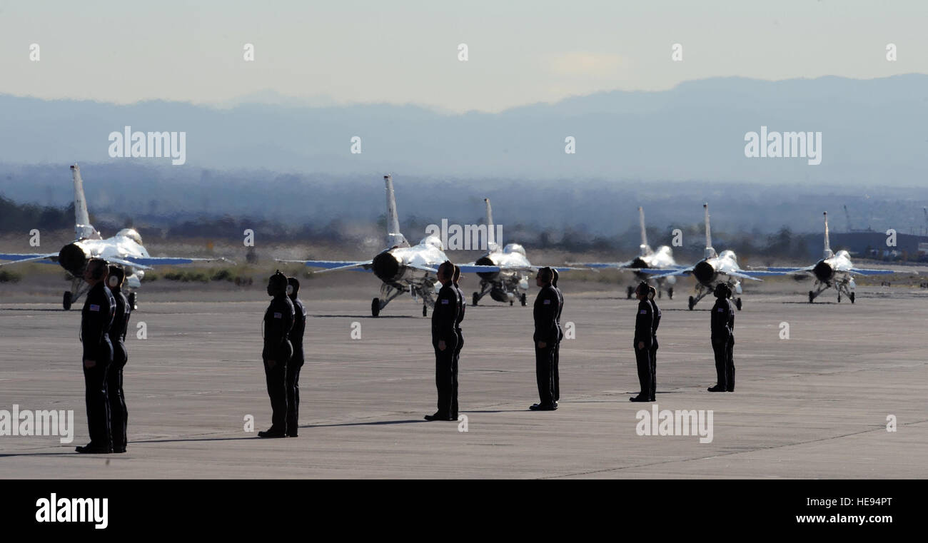 NELLIS AIR FORCE BASE, Nevada--der US Air Force Air Demonstration Squadron, die Thunderbirds, Taxi, auf den Laufsteg während der 2010 Aviation Nation Nellis Tag der offenen Tür November 12. The Nellis Open House ist eine Chance für die Las Vegas Gemeinschaft Antenne Demos und statischen Displays von verschiedenen Flugzeugen aus dem Militär anzeigen. Tag der offenen Tür fungiert auch als die letzte Flugshow des Jahres für die US Air Force Aerial Demonstration Squadron Thunderbirds.  Flieger 1. Klasse Daniel Hughes Stockfoto