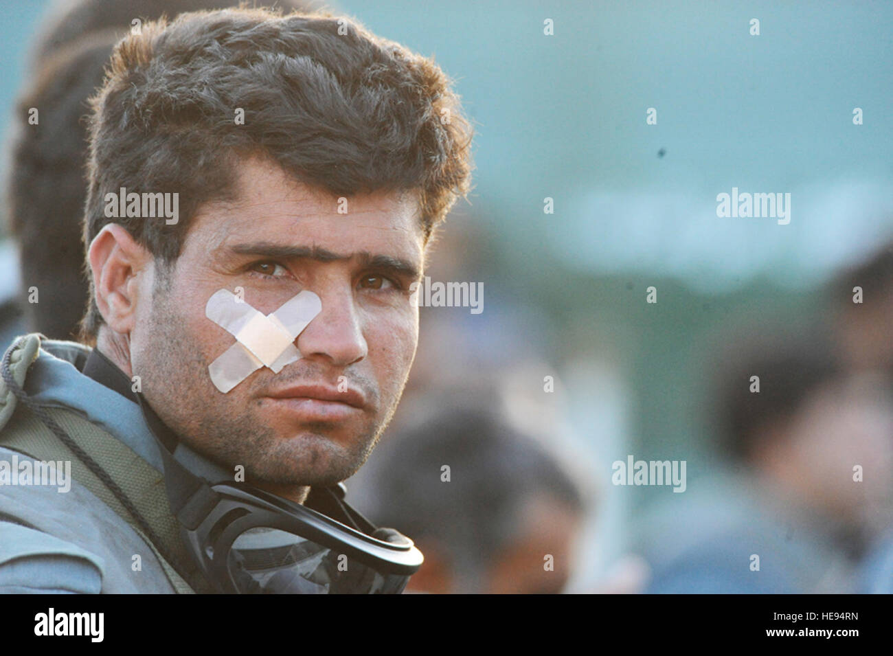 100423-F-5561D-001-Kabul - sitzt afghanischen nationalen zivilen Ordnung Polizist (ANCOP) in Formation während einer Zeremonie vor der Bereitstellung 23. April 2010. ANCOP sind die Elitetruppe der afghanischen Polizei. Sie erhalten zusätzliche Ausbildung in bürgerlichen Ordnung und der städtischen Polizei. ANCOP sind der Schlüssel zur Gewährleistung der Sicherheit in den Bereichen dieser afghanischen nationalen Sicherheitskräfte (Armee und Polizei) und Koalitionstruppen gelöscht haben, wodurch die Regierung der islamischen Republik von Afghanistan benötigten Dienstleistungen und Governance. Senior Airman Matt Davis) Stockfoto