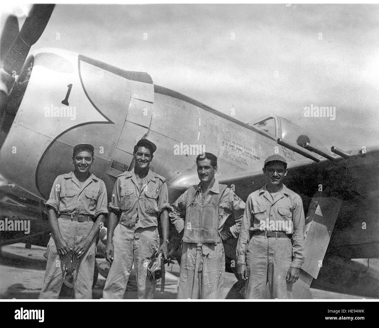 Mexikanische Luftwaffe steht Capt Radames Gaxiola Andrade vor seinem P - 47D mit seinem Pflege-Team, nachdem er von einem Kampfeinsatz zurückgekehrt.  Die mexikanische Luftwaffe Escuadrón 201 war Kapitän Andrade zugewiesen. Mitglieder der Escuadrón 201 kämpften an der Seite der US-Truppen während des zweiten Weltkriegs. Stockfoto
