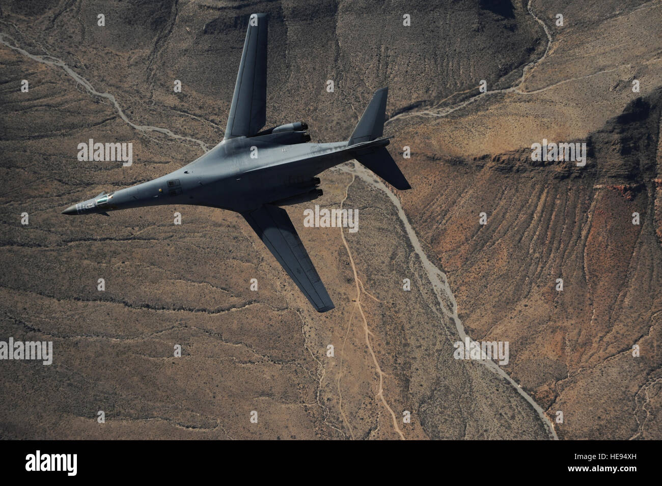 Ein B-1 b Lancer zugewiesen 28. Bomb Squadron, Dyess Air Force Base, Texas, Manöver über New Mexiko während einer Trainingsmission am 24. Februar 2010. Dyess feiert das 25-jährige Jubiläum der ersten B-1 Bomber Ankunft an der Basis mit der Dyess große Land Airfest und Tag der offenen Tür am 1. Mai 2010.   Master Sergeant Kevin J. Grünwald) veröffentlicht Stockfoto