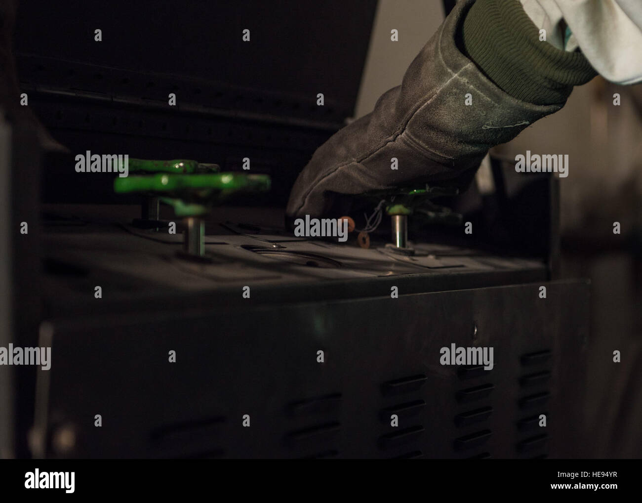 Staff Sgt Nathan Knight, 455. Expeditionary Logistik Bereitschaft Squadron Kryotechnik Supervisor, öffnet sich ein Ventil mit einer Tankfüllung 400 Gallonen flüssiger Sauerstoff, Bagram Airfield, Afghanistan, 14. September 2016. Kryotechnik Flieger arbeiten mit flüssigem Stickstoff und flüssigen Sauerstoff, der in Flugzeugen, gespeichert ist Bereitstellung von Besatzungen mit reinem Sauerstoff in Höhe bei Einsätzen zur Unterstützung der Operation Freedom Sentinel.  Senior Airman Justyn M. Freeman) Stockfoto