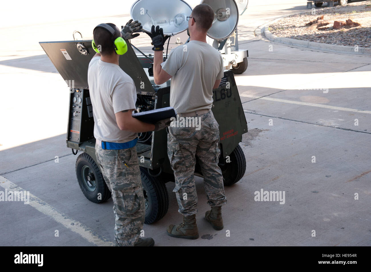 Wartungspersonal inspiziert Glühlampen an einem Magnum Light bei Holloman AFB, um einen ordnungsgemäßen Betrieb während des Nachtflugbetriebs und die Unterstützung der Ausrüstung für den Start von Flugzeugen sicherzustellen. Stockfoto