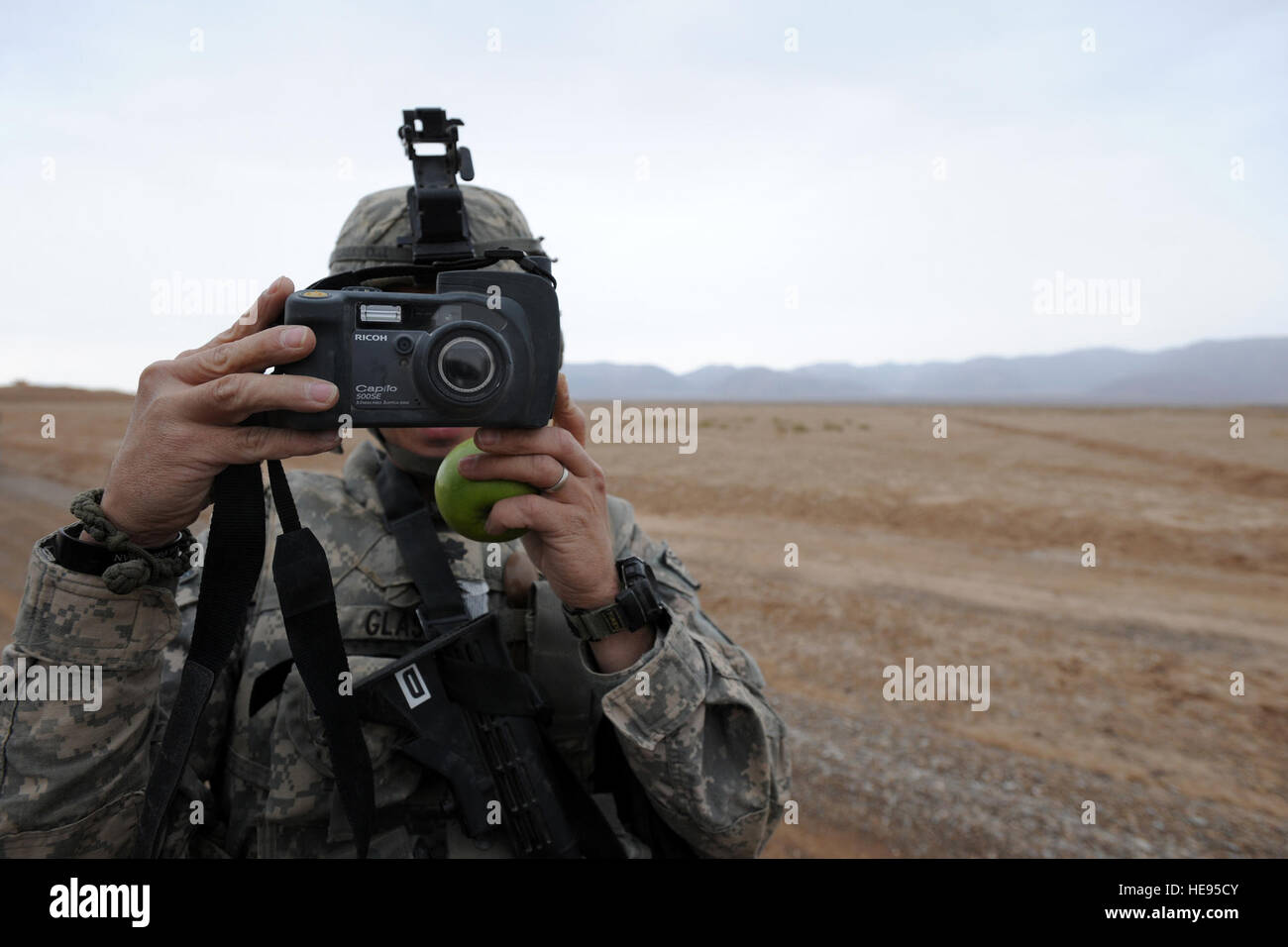 Aufnahme von Bildern und Video auf eine GPS-Kamera, U.S. Navy Commander David Glass, Chefingenieur für die Farah Provincial Reconstruction Team (PRT), führt eine qualitative Bewertung des Bauvorhabens Shaikh Mahmood Canal Road in der Nähe von Jörg Dorf in der Provinz Farah, Afghanistan, 28. Dezember 2009. 12. November 2008, begann der Weg von der Vatankar Straße und Gebäude Construction Company Ltd., im Besitz von Akhter Mohammad, errichtet und ist 33 Prozent mit einen geschätzten Fertigstellungstermin Februar 2010. Es gibt neun Dörfer entlang der 37 Meilen langen Strecke und die Straße läuft parallel zur Stockfoto