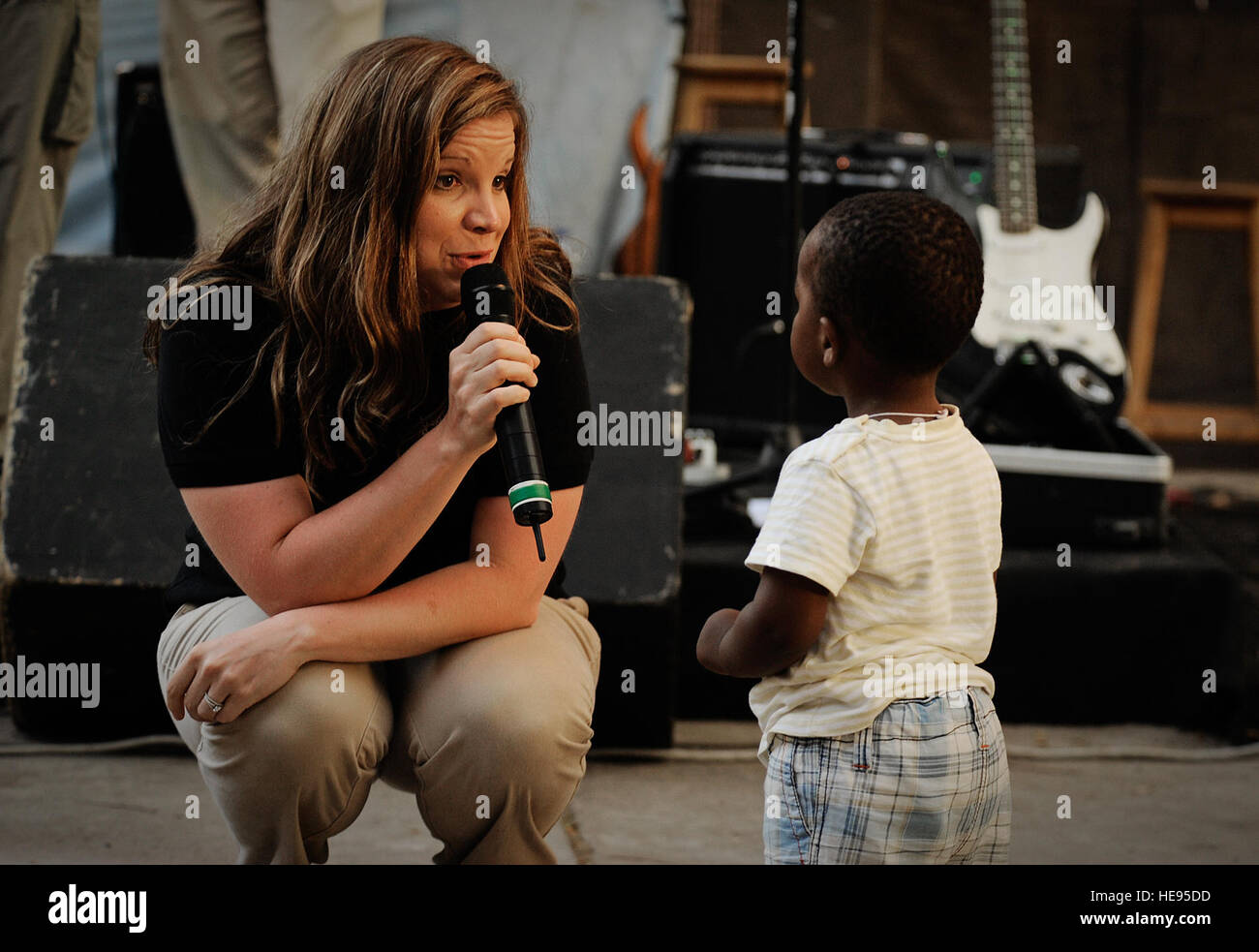 Senior Airman Melissa Lakore, US-Luftstreitkräfte in Europa und Afrika Air Force Band Lead-Sänger, singt ein Kind während eines Konzerts in Dakar, Senegal, 14. Juni 2014, in einem lokalen kulturellen Zentrum. USAFE-AFAFRICA Flieger sind im Senegal für afrikanische Partnerschaft Flug, ein Programm zur Verbesserung der Kommunikation und Interoperabilität zwischen regionalen Partnern in Afrika. Die Band spielt mehrere Locations in der Umgebung, Kindern und Musikern durch die universelle Sprache der Musik zu begeistern.  Staff Sgt. Ryan Crane) Stockfoto