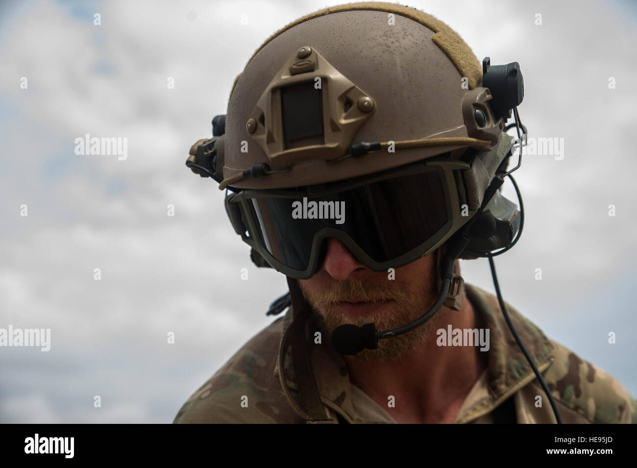 Ein US-Air Force-Pararescueman mit der 82nd Expeditionary Rescue Squadron sammelt seine Ausrüstung während des Trainings in der Nähe von Camp Lemmonier, Dschibuti, 14. März 2014.  Staff Sgt Erik Cardenas Stockfoto