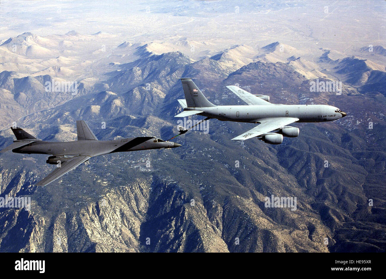 Eine KC-135 tankt ein b-2 Flugzeug während auf einer Trainingsmission.  Hauptaufgabe der KC-135 ist Luft tanken. Diese Anlage erhöht die U. S. Air Force Fähigkeit, seine Mission globales Engagement zu erfüllen. Es unterstützt auch Luftaufnahmen Betanken Flugzeuge der Alliierten, US Navy und US Marine Corps. Vier Turbofan, unter 35 Grad gepfeilten Flügeln montiert macht die KC-135, Starts am Gesamtgewicht bis zu 322.500 Pfund (146.285 kg). Fast alle internen Kraftstoff kann durch den Tanker flying Boom, die KC-135 Primärbrennstoff Übertragungsmethode gepumpt werden. Eine spezielle Federball-förmigen Stockfoto