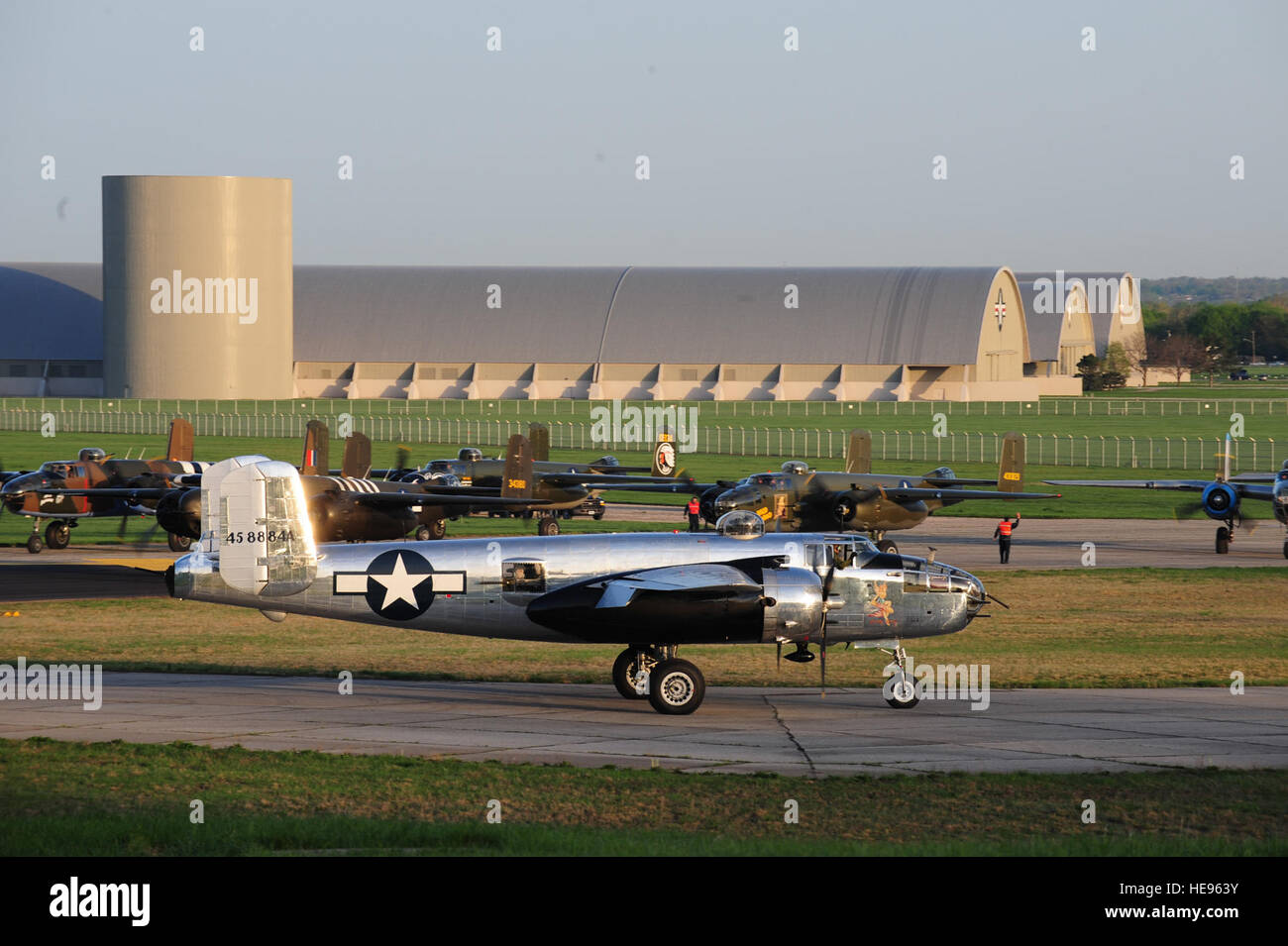 Vintage b-25 Mitchell Flugzeug ankommen im Nationalmuseum von der US Air Force auf der Wright Patterson Air Force Base in Ohio, zur Teilnahme an Veranstaltungen zu Ehren der 68. Doolittle Raiders Reunion, April 17. Die Veranstaltung erinnert an den Jahrestag des Tokio Doolittle Raid wenn am 18. April 1942, US Army Air Forces Oberstleutnant Jimmy Doolittle Kader von 16 B-25s bombardiert Ziele in Reaktion auf den japanischen Angriff auf Pearl Harbor. Techn. Sgt. Jacob N. Bailey) Stockfoto