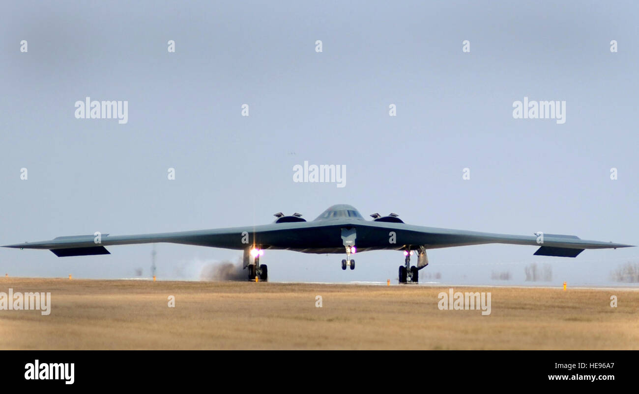 WHITEMAN AIR FORCE BASE eine b-2 Stealth Bomber kehrt von einer Mission 20. März 2011.  Senior Airman Kenny Holston)(Released) Stockfoto