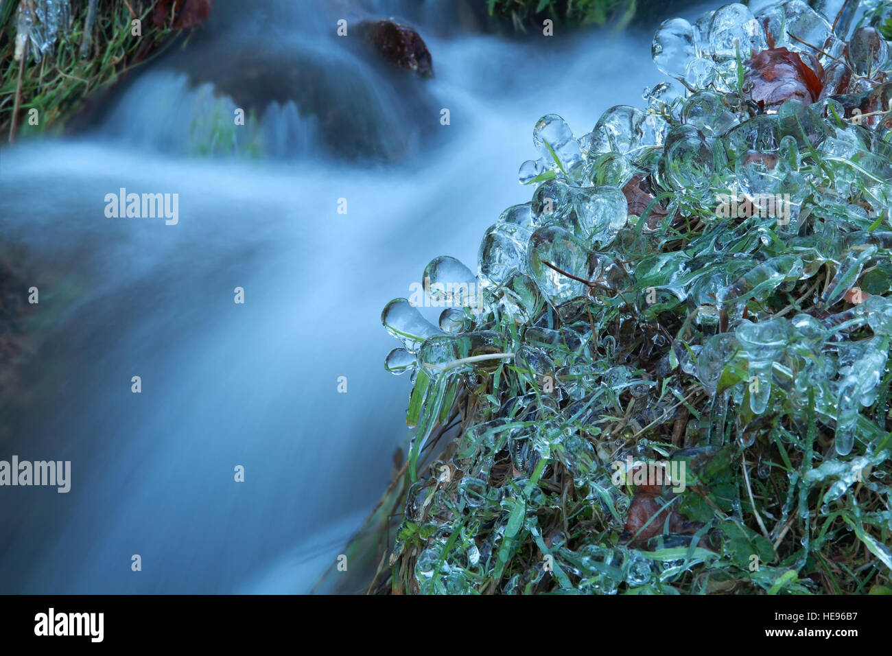 gefrorenen Rasen von Bergfluss im winter Stockfoto