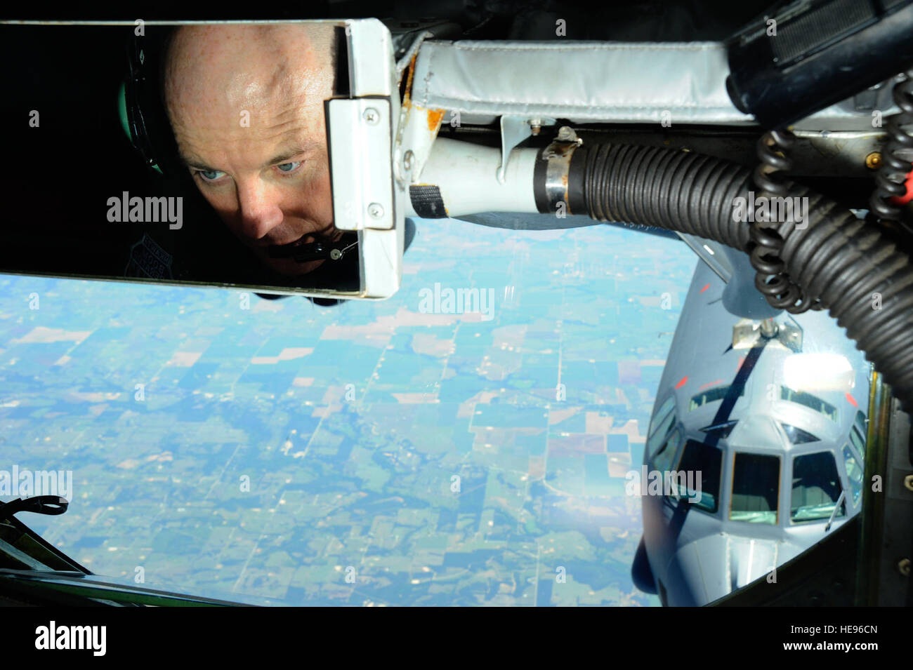 Senior Master Sergeant Ray Lewis, 931st Air Refueling Group boom Operator, McConnell Air Force Base, Kansas, den Boom von einem KC-135 Stratotanker während der Betankung ein B - 52 H Stratofortress vom 307th Bomb Wing, Barksdale Air Force Base, Louisiana, während eine Betankung Übung in den Himmel über Texas, 15. Mai 2014 betreibt. Lewis wurde dienen als Boom Operator für mehr als 24 Jahre und vor kurzem bestanden insgesamt 6.500 Flugstunden. (US Air Force Photo/Flieger 1. Klasse Victor J. Caputo) Stockfoto