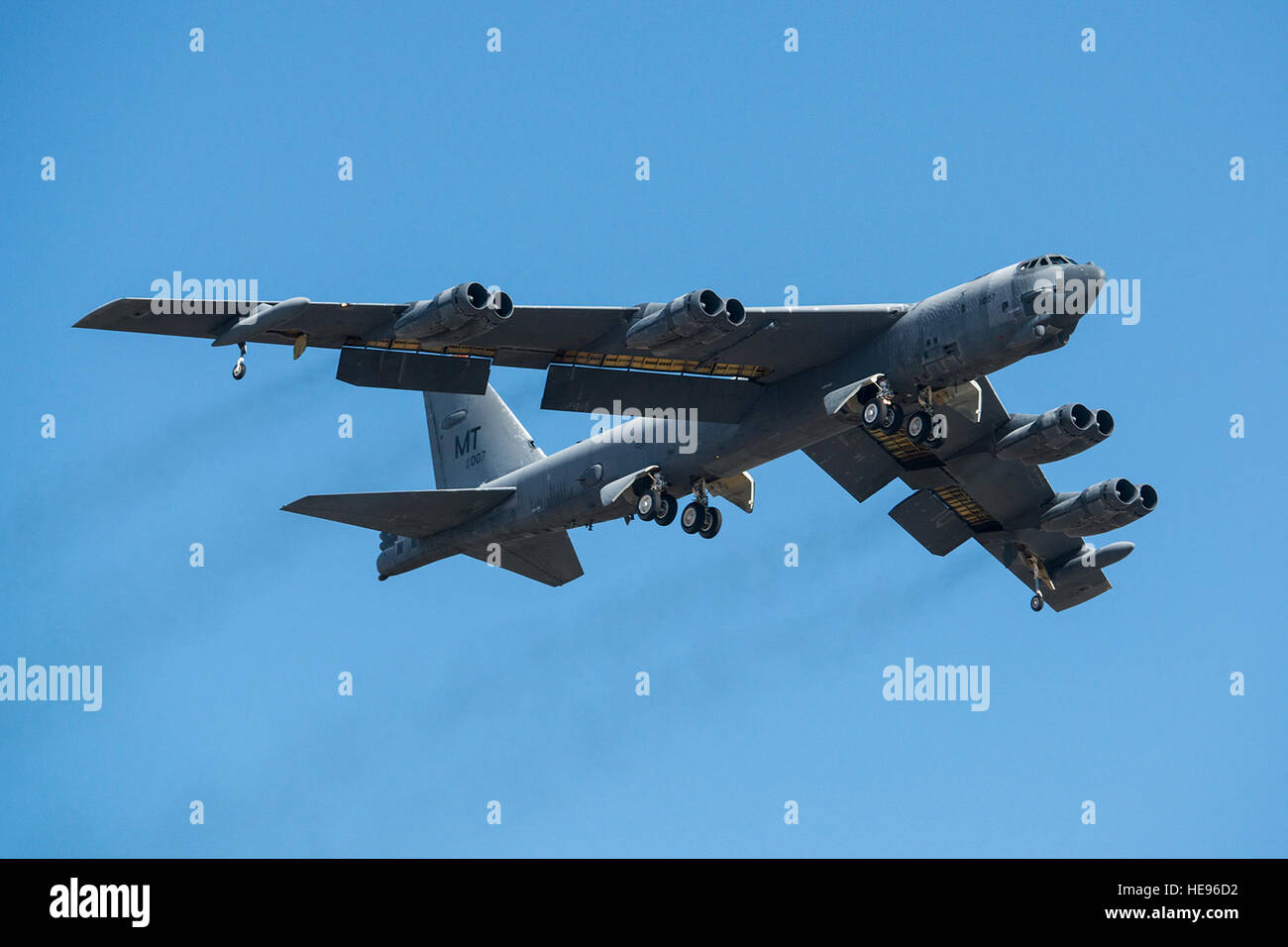 Eine B - 52H Stratofortress zieht nach ergriffen aus Langzeitlagerung 13. Februar 2015, an Davis-Monthan Air Force Base, Arizona Das Flugzeug wurde im Jahr 2008 außer Dienst gestellt und hat Jahre lang sieben Sitzen in der "Friedhof", aber wurde ausgewählt, um in den aktiven Status zurückgegeben werden und wird schließlich die b-52-Flotte anzuschließen. The b-52 wurde von der 309. Aerospace Maintenance and Regeneration Group geflogen. Master Sergeant Greg Steele) Stockfoto