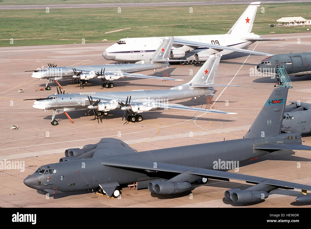 Zwei Tu-95 Bear Bombenflugzeuge, Zentrum und eine AN-124 Condor Transportflugzeuge des russischen Militärs, Hintergrund, sind auf dem Flug Linie neben einer B - 52 H Stratofortress Flugzeug der 62. Bombardement Squadron geparkt.  Die russischen Flugzeuge sind auf Basis im Rahmen eines Austauschprogramms von Air Force Chief Of Staff General Merrill A. McPeak vorgeschlagen. Stockfoto